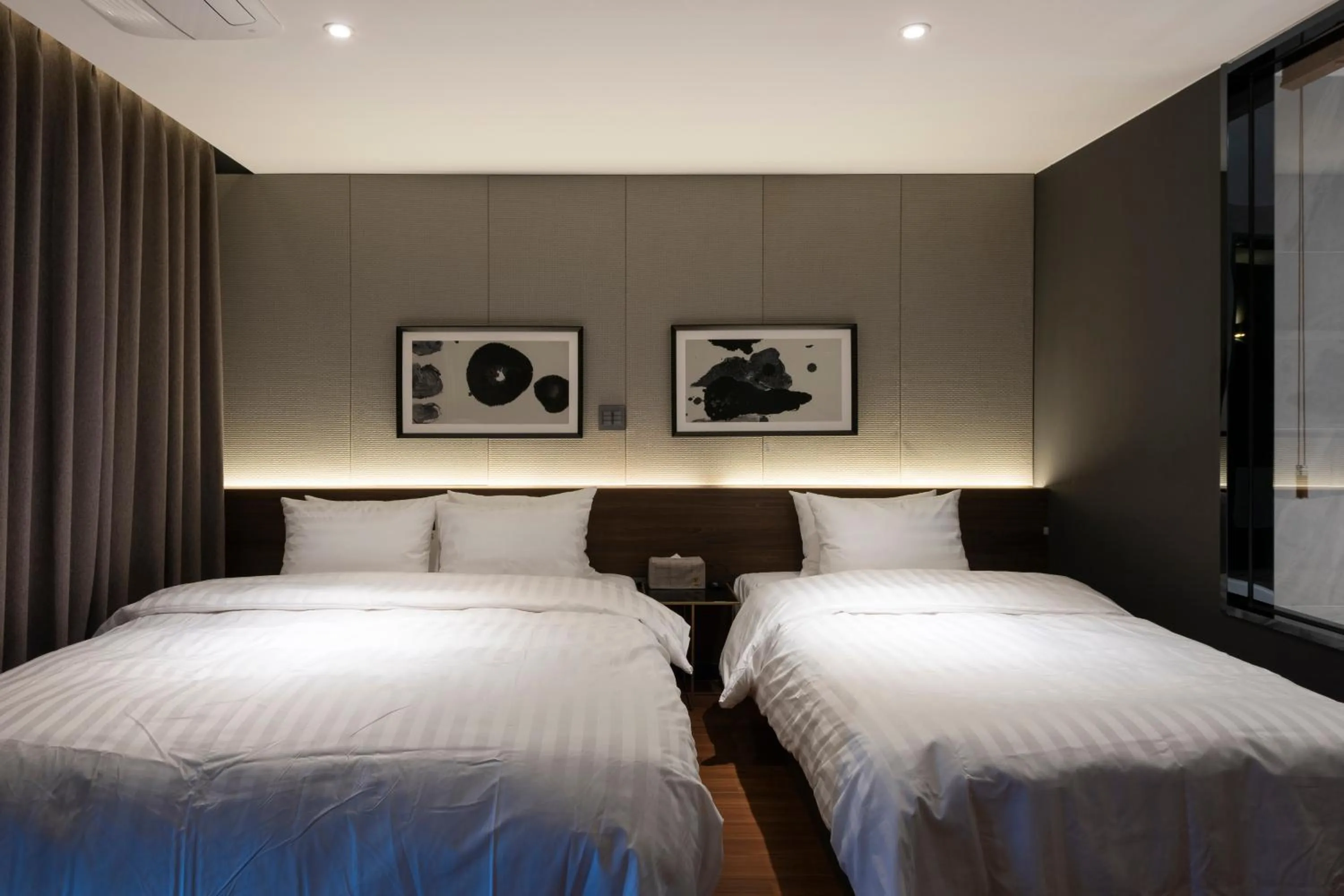 Bed in Brown-Dot Hotel Shinho