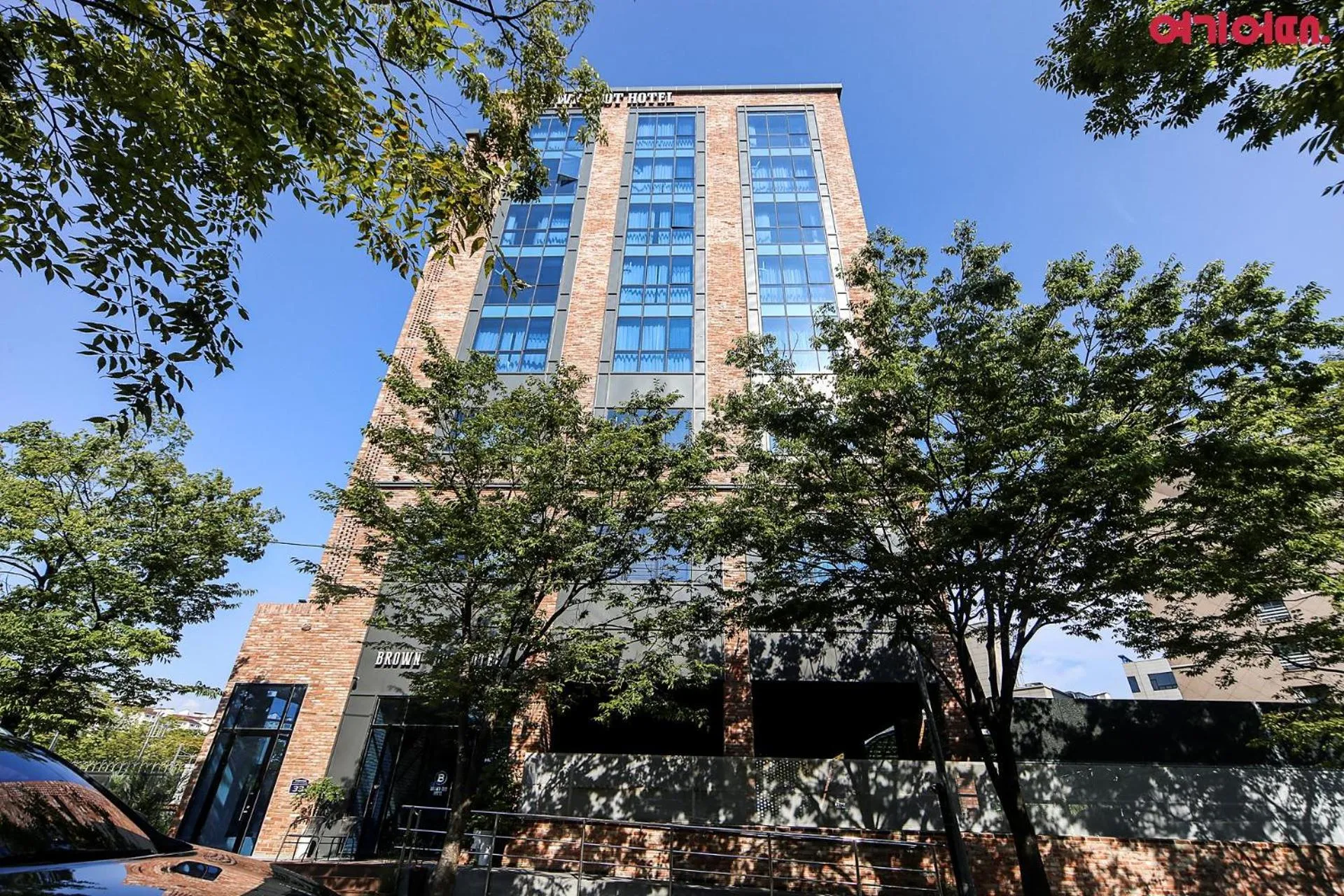 Property building in Brown-Dot Hotel Shinho