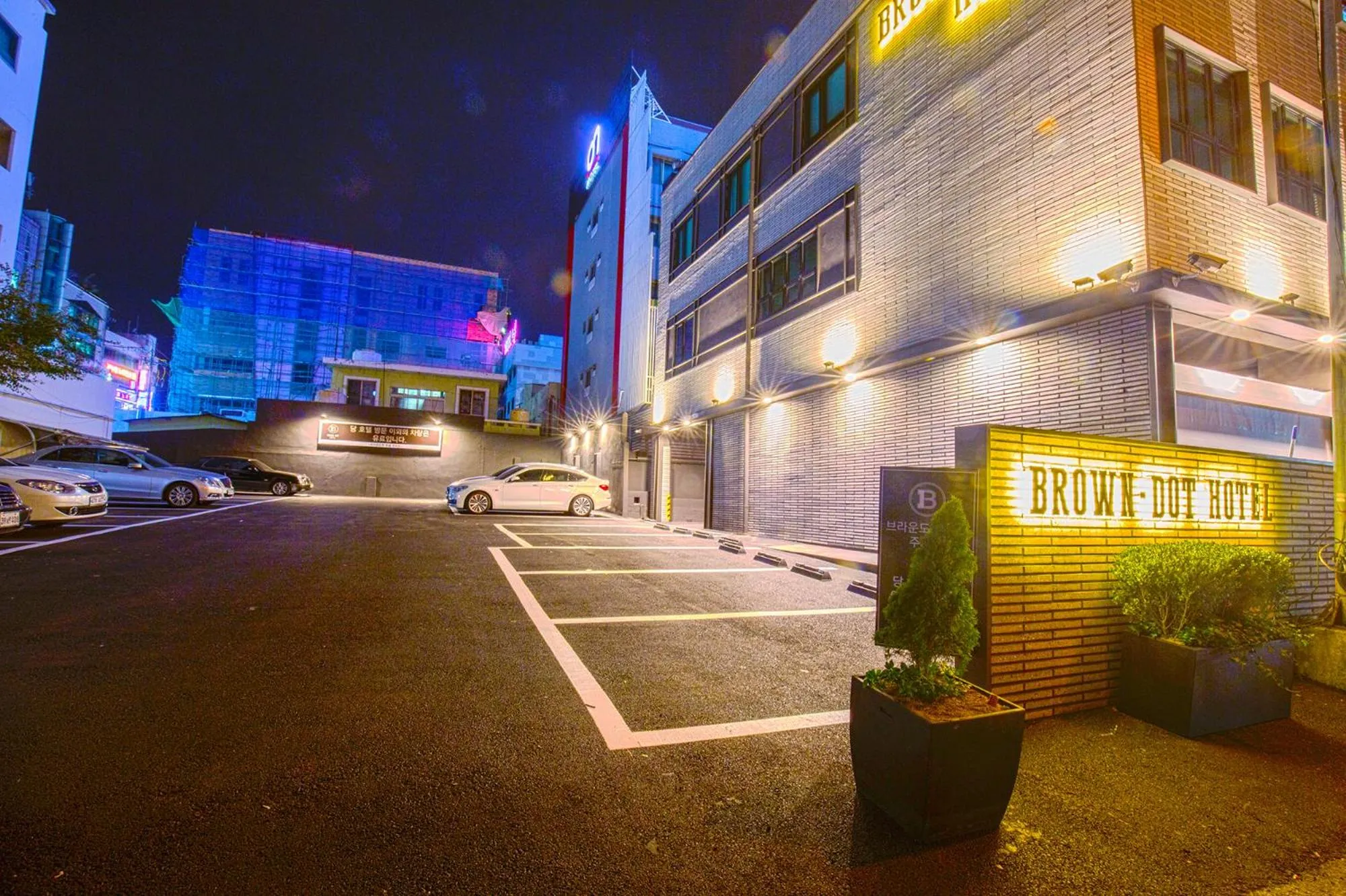 Parking in Brown-Dot Hotel Choeup