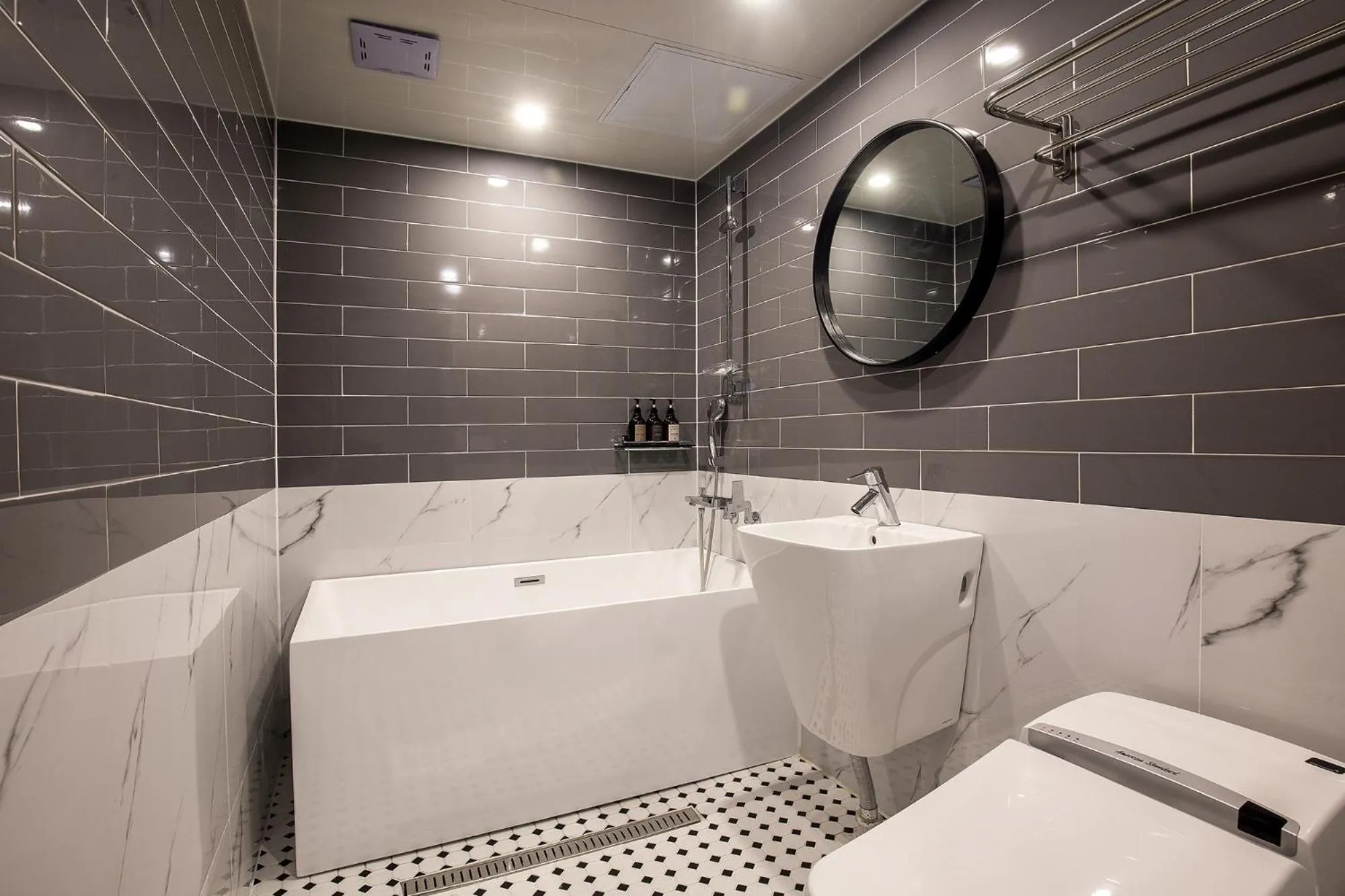 Bathroom in Brown-Dot Hotel Choeup