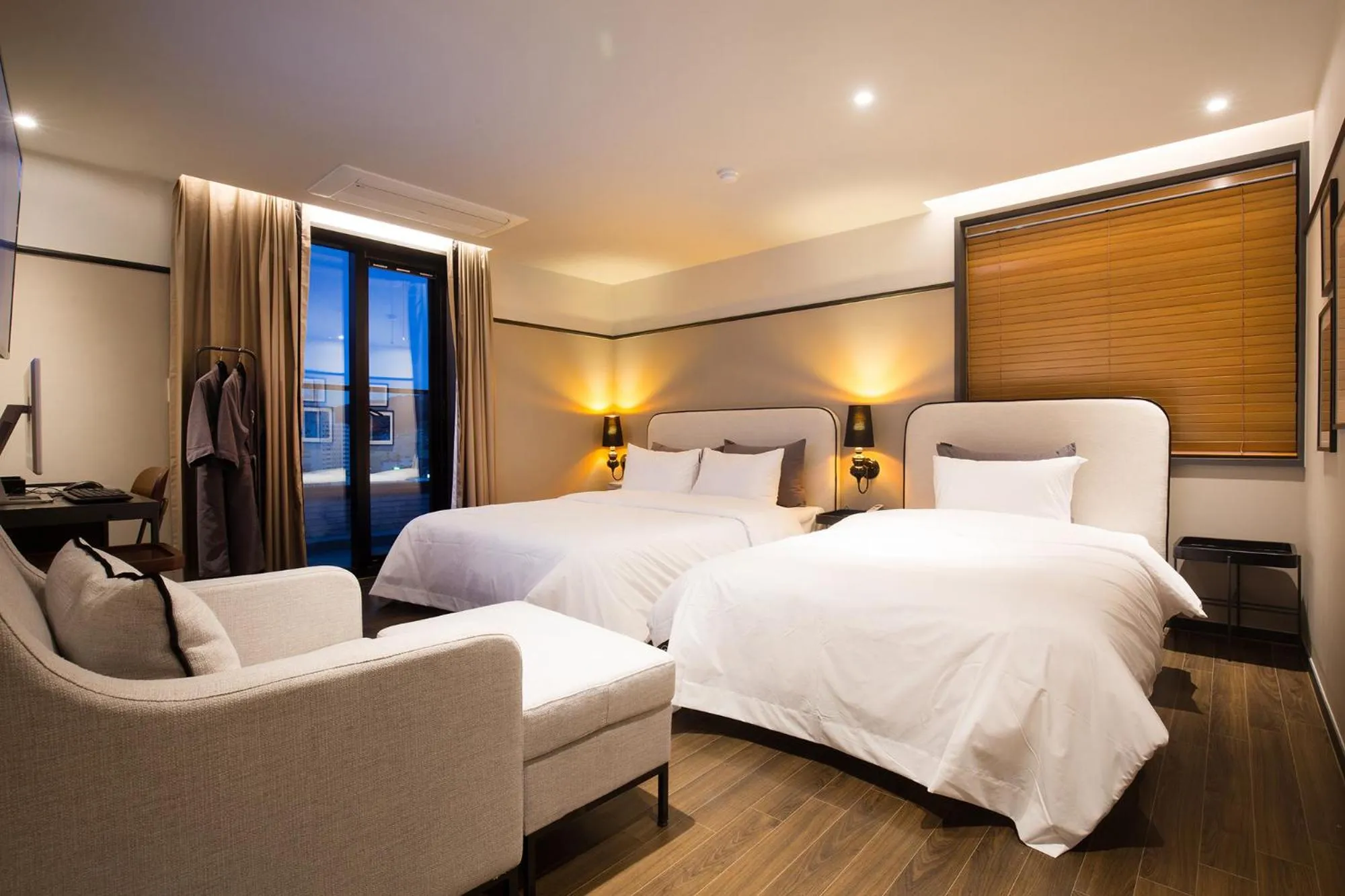 Bedroom, Bed in Brown-Dot Hotel Choeup