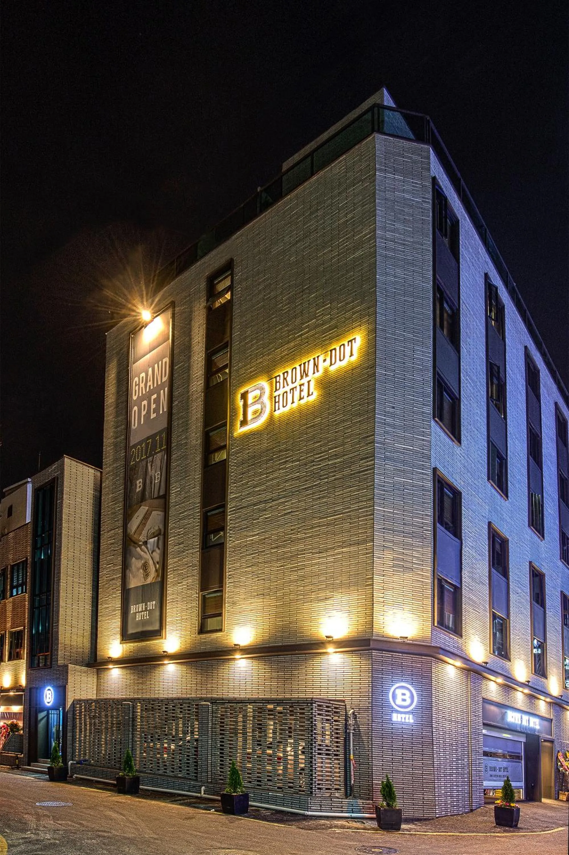 Property building in Brown-Dot Hotel Choeup