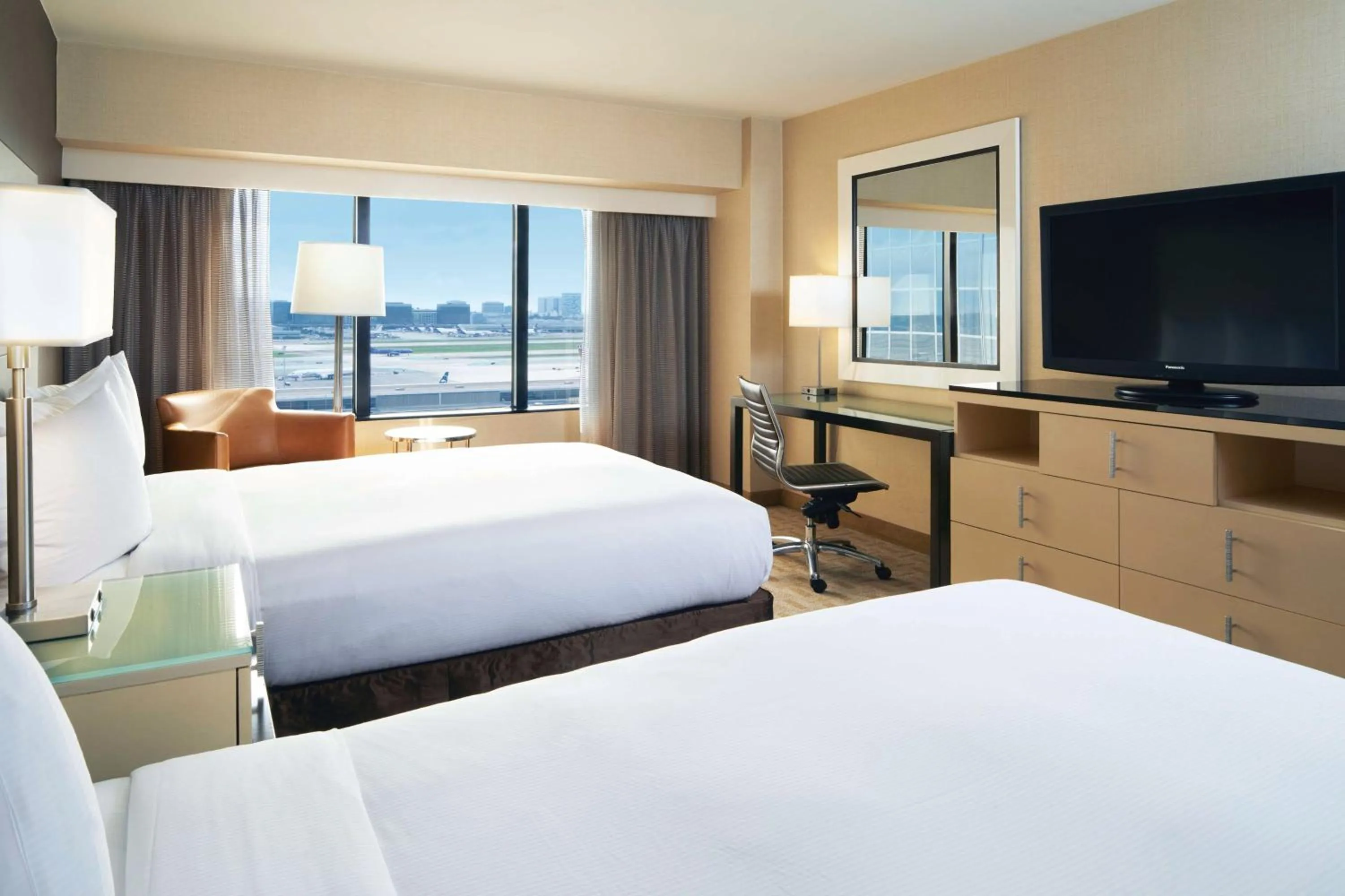 Bed in Hilton Los Angeles Airport