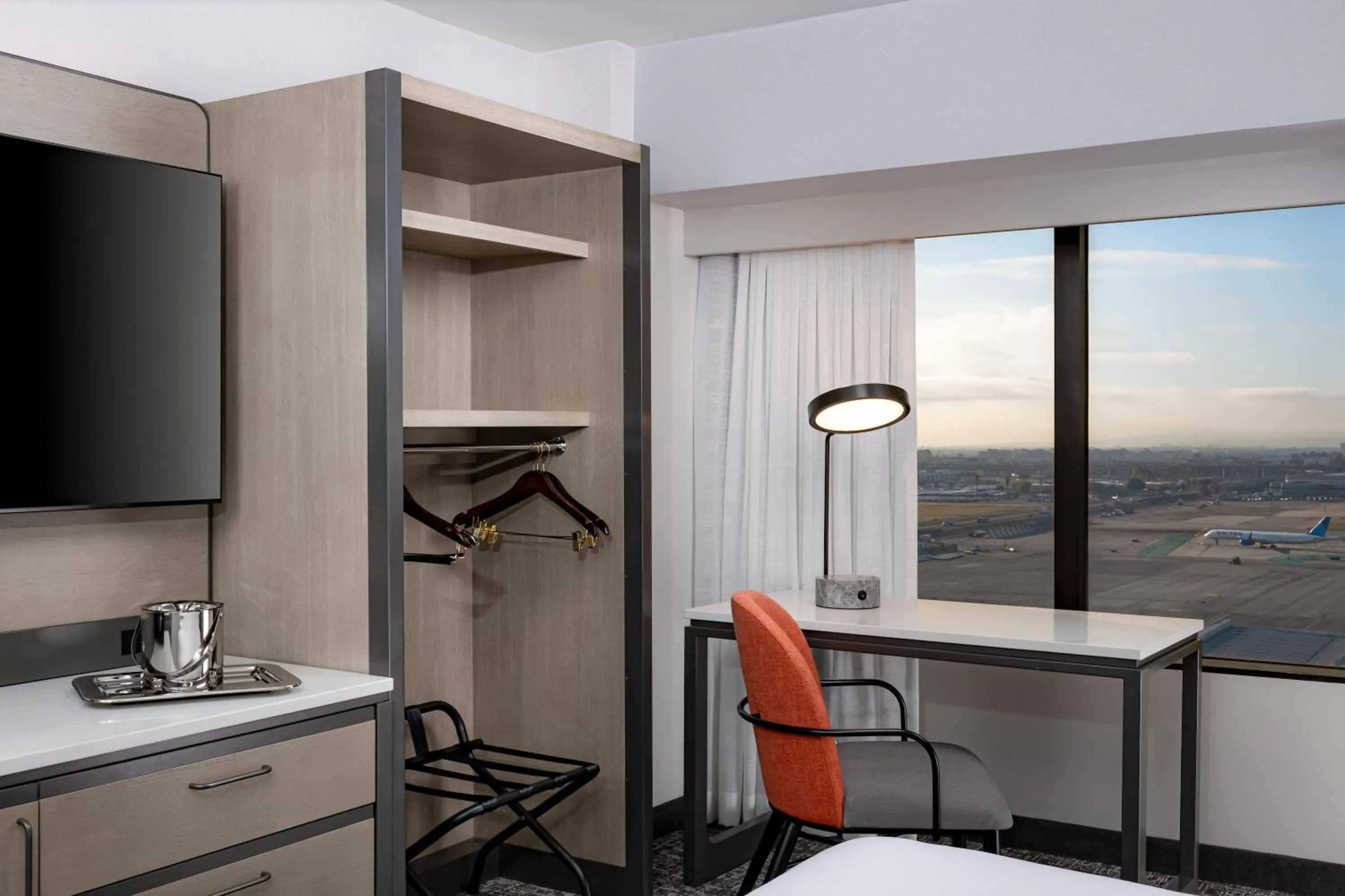 Bedroom in Hilton Los Angeles Airport
