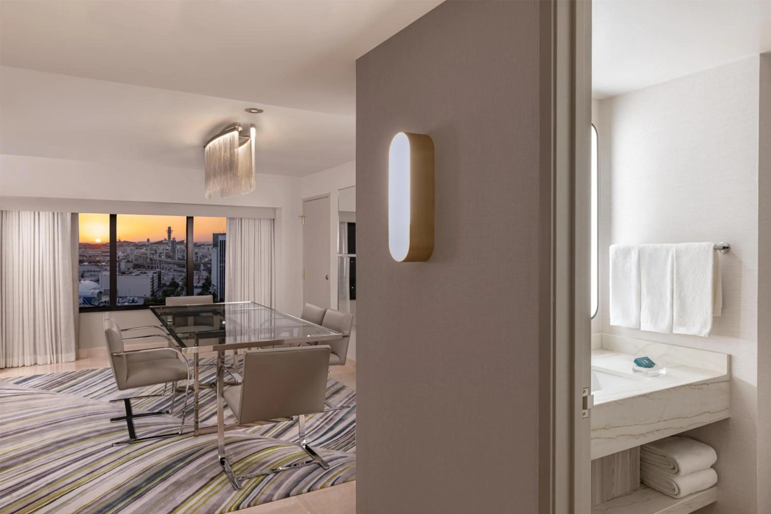 View (from property/room), Bed in Hilton Los Angeles Airport