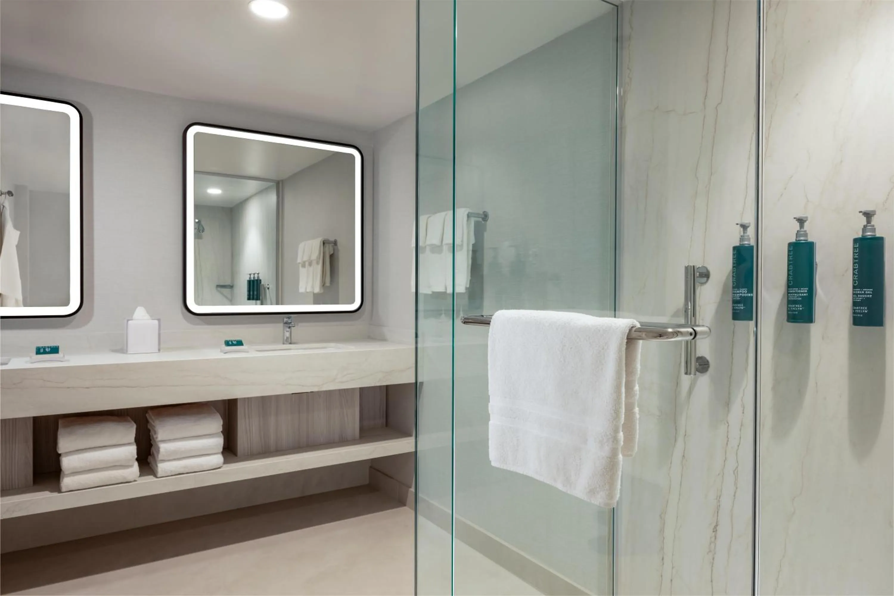 Bathroom in Hilton Los Angeles Airport