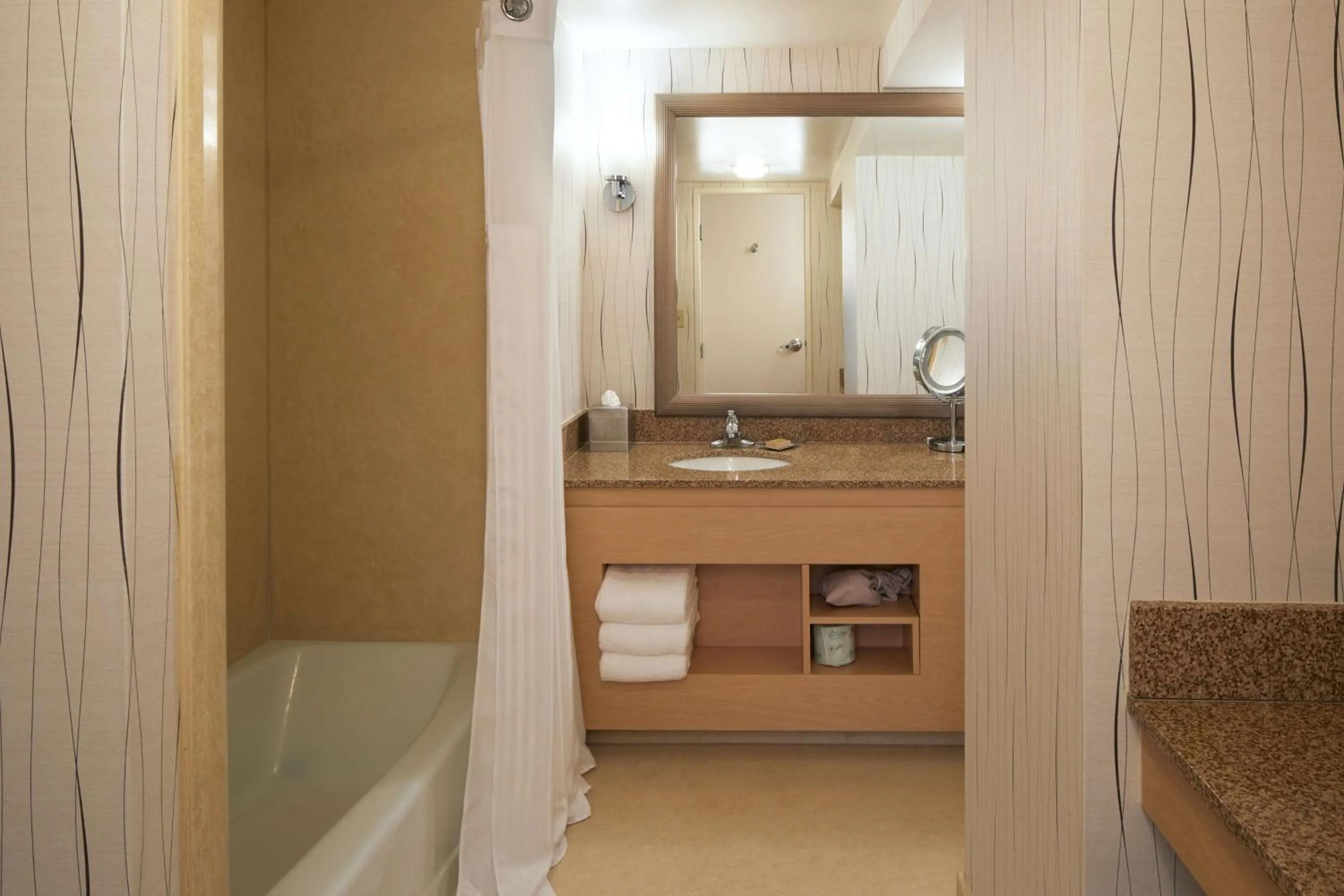 Bathroom in Hilton Los Angeles Airport