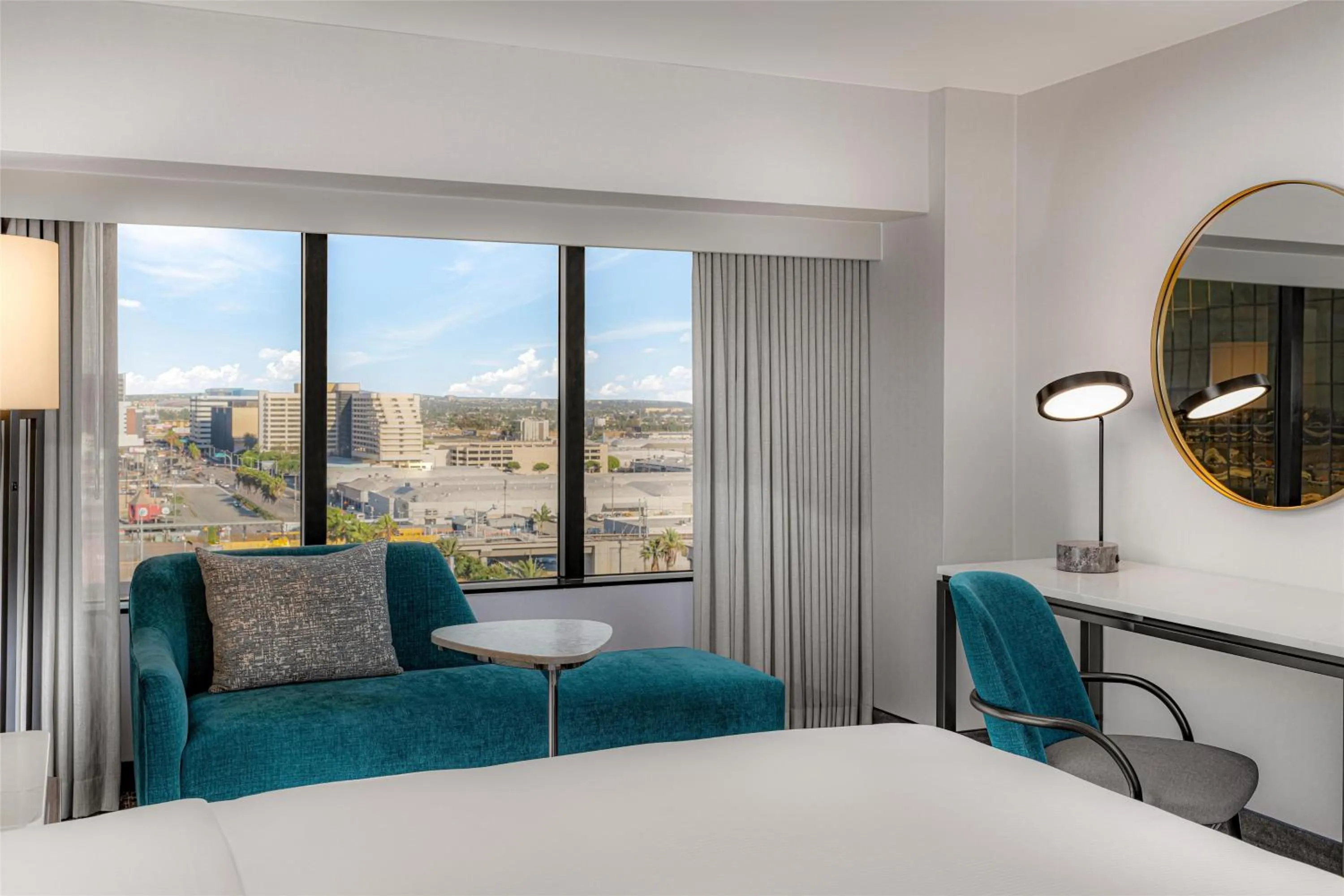 Living room, Bed in Hilton Los Angeles Airport