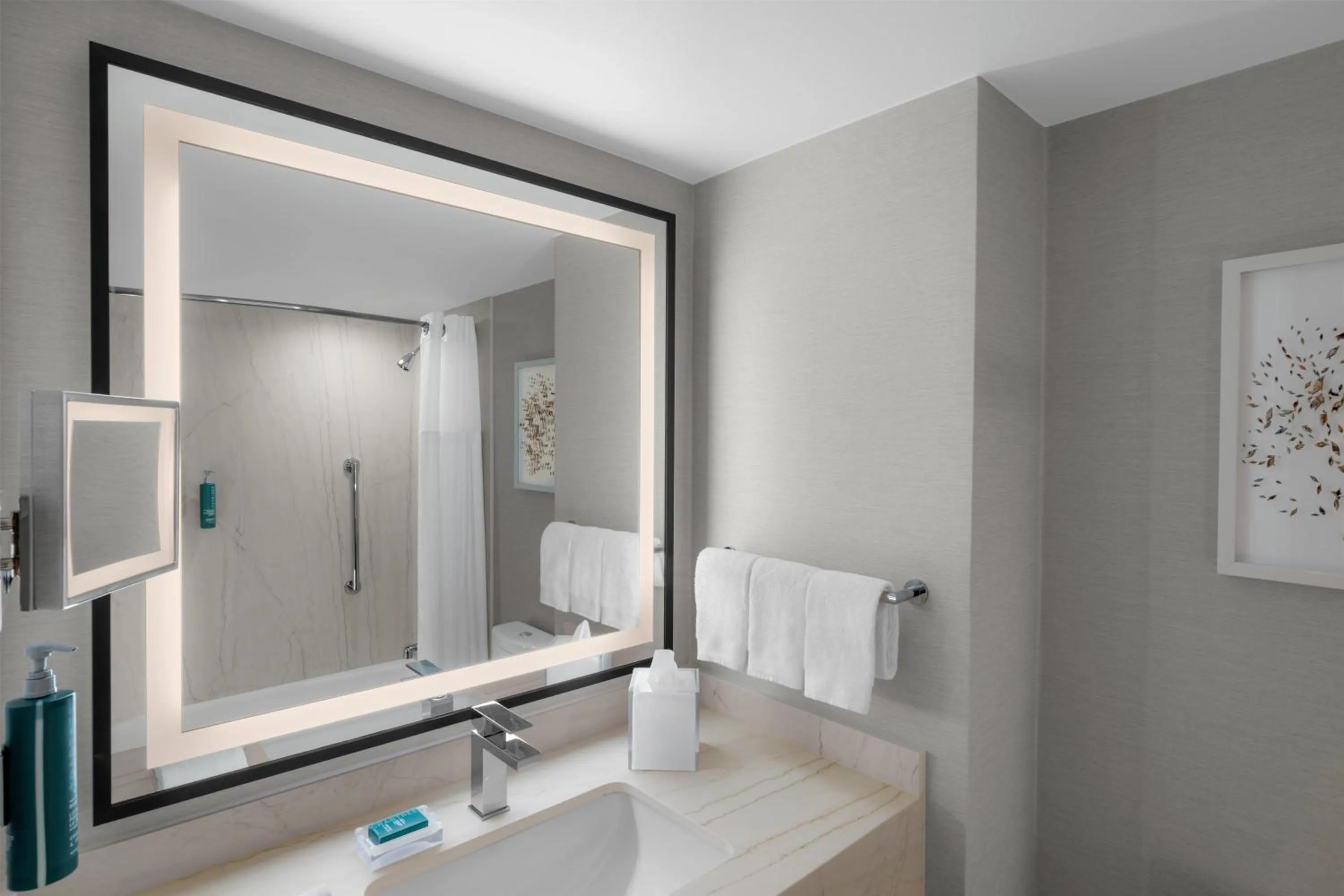 Bathroom in Hilton Los Angeles Airport