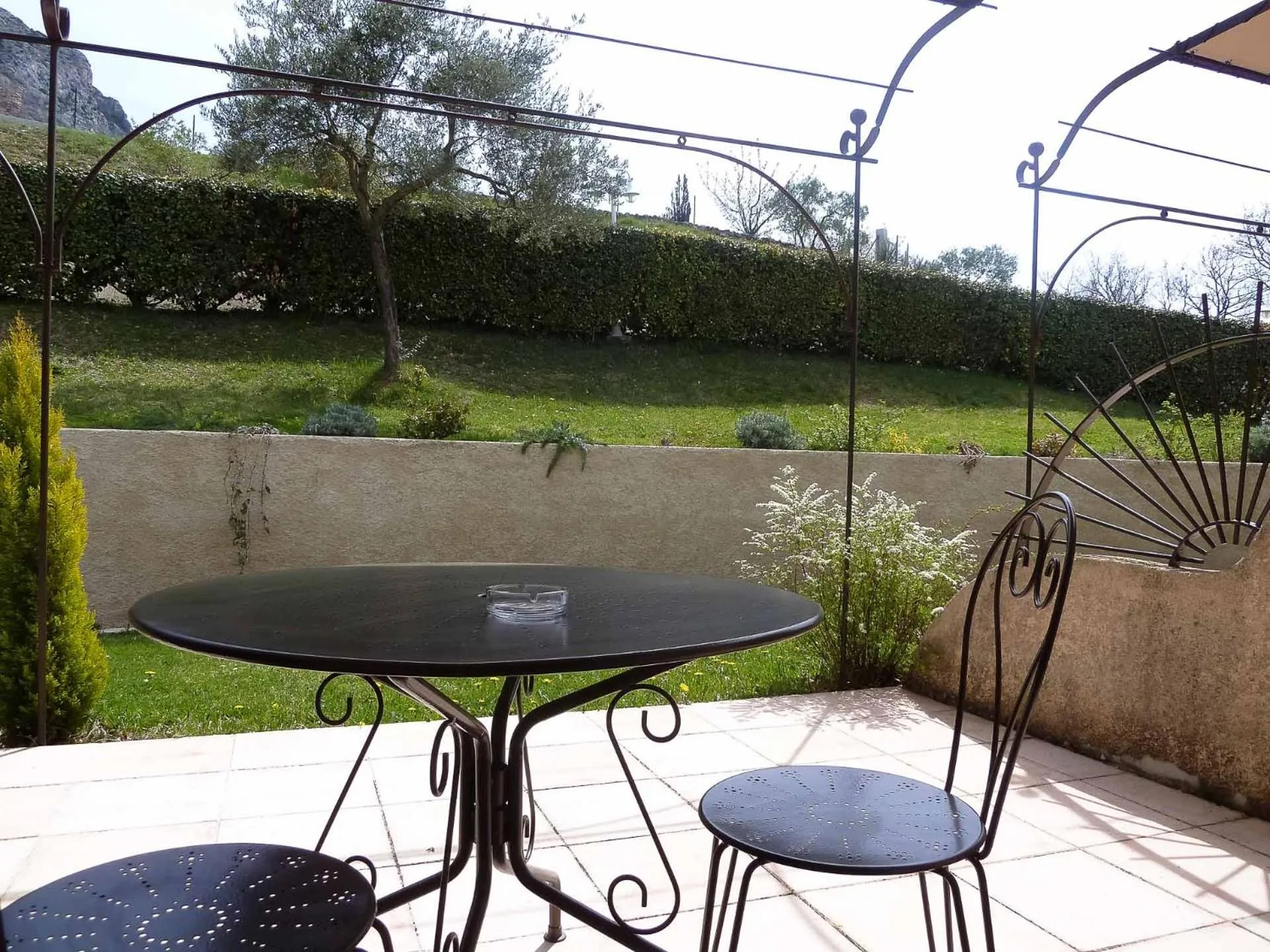 Patio in Hôtel Le Colombier