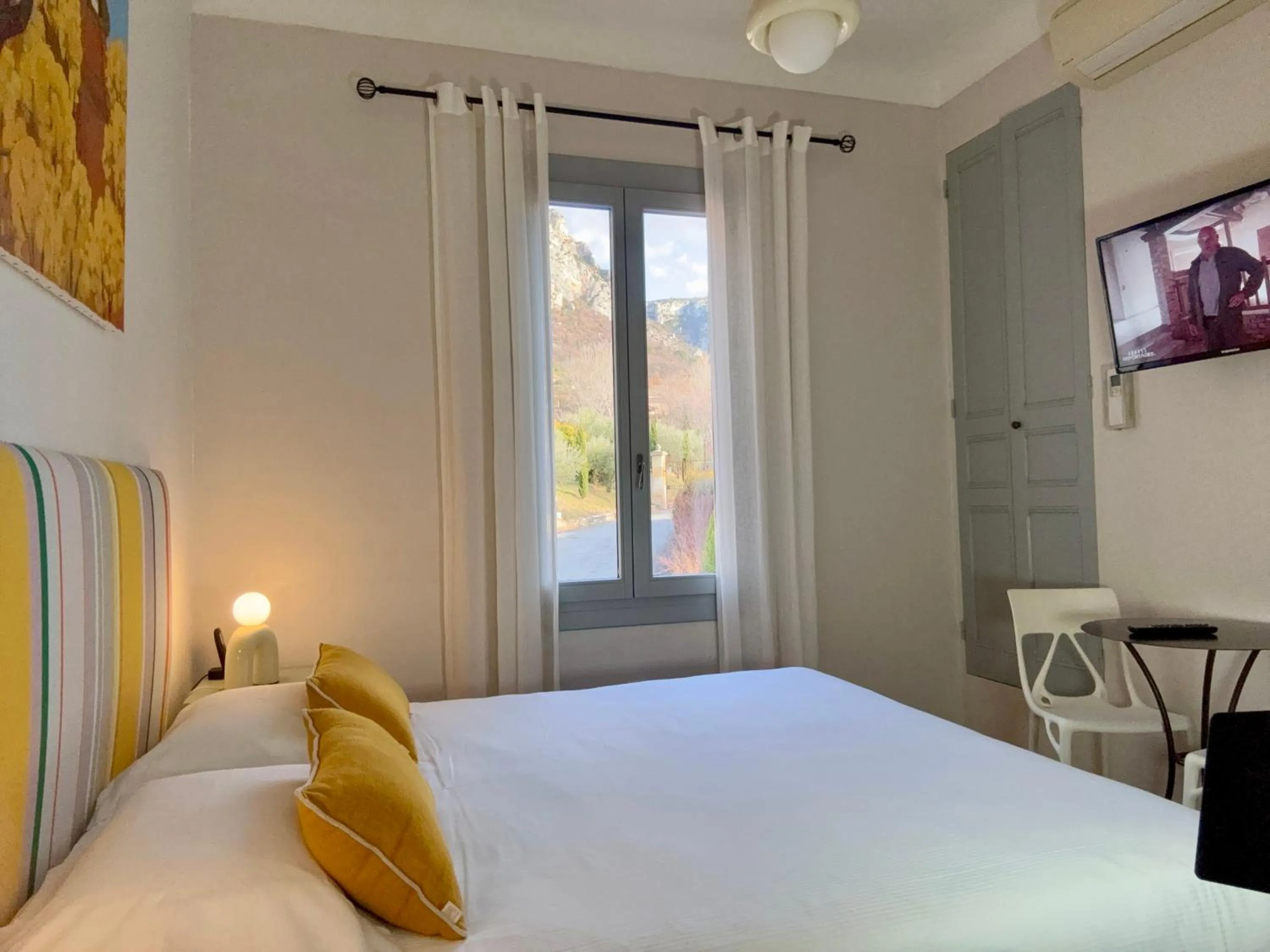 Bed in Hôtel Le Colombier