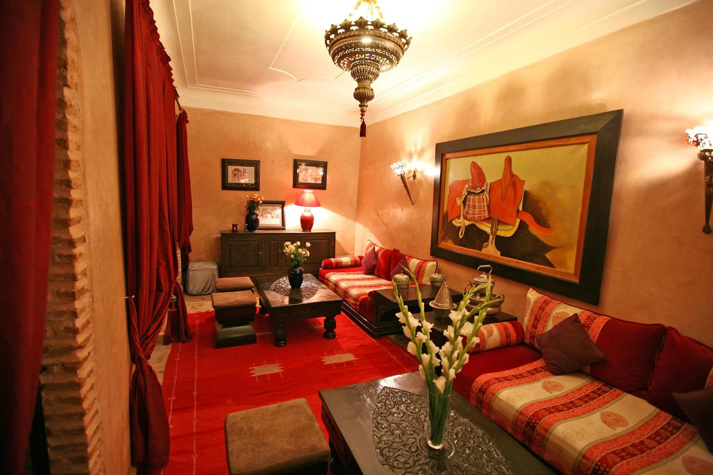 Communal lounge/ TV room in Riad Laora By La Siredrah