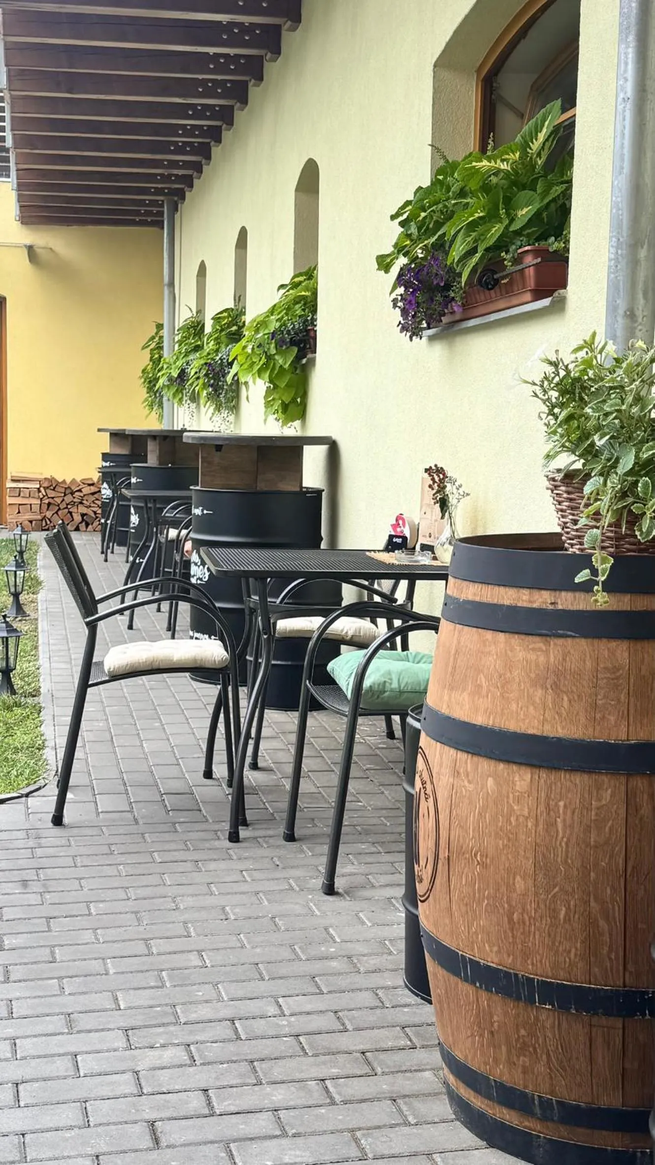 Restaurant/places to eat in Relax Hotel Stork