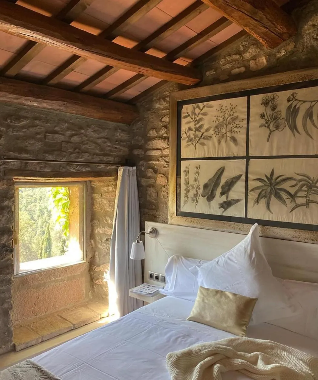 Photo of the whole room, Bed in La Garriga de Castelladral