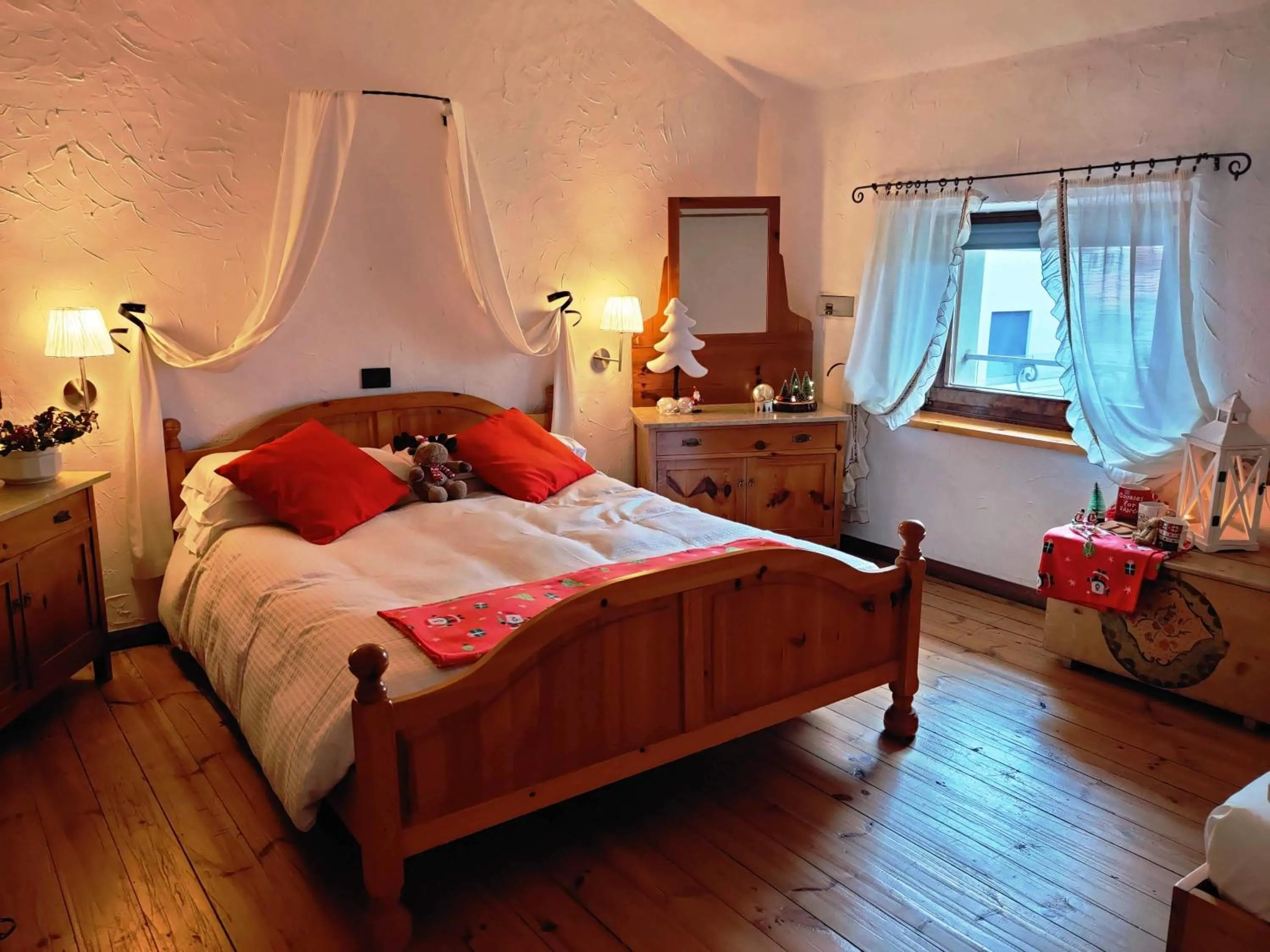 Bedroom, Bed in Sembenini Palace