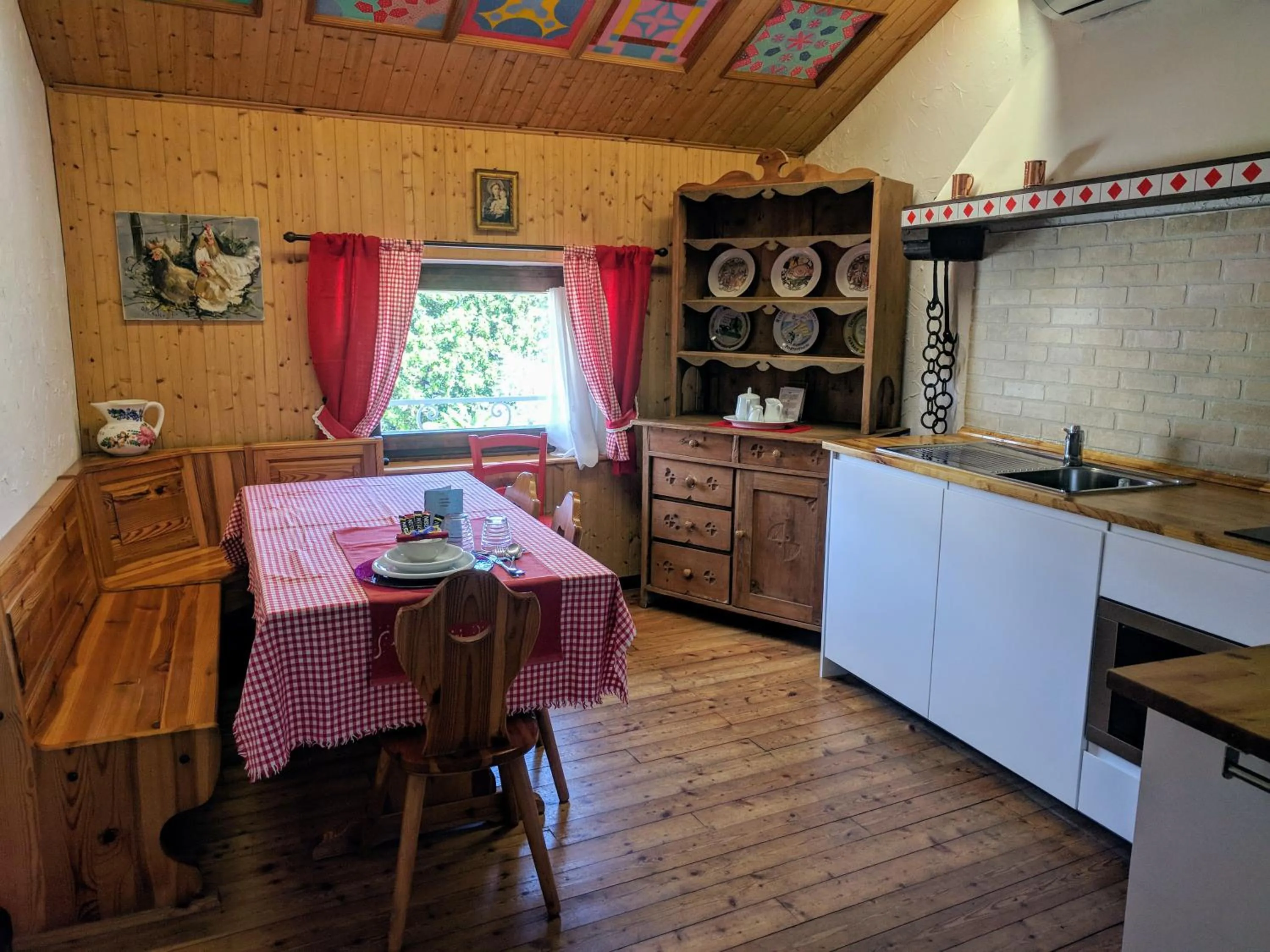 Photo of the whole room in Sembenini Palace