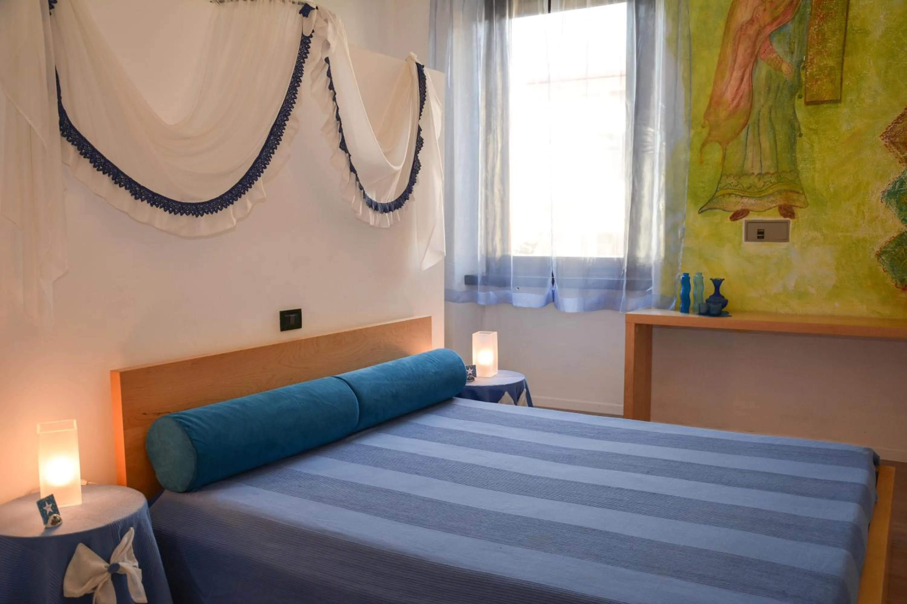 Bedroom, Bed in Sembenini Palace