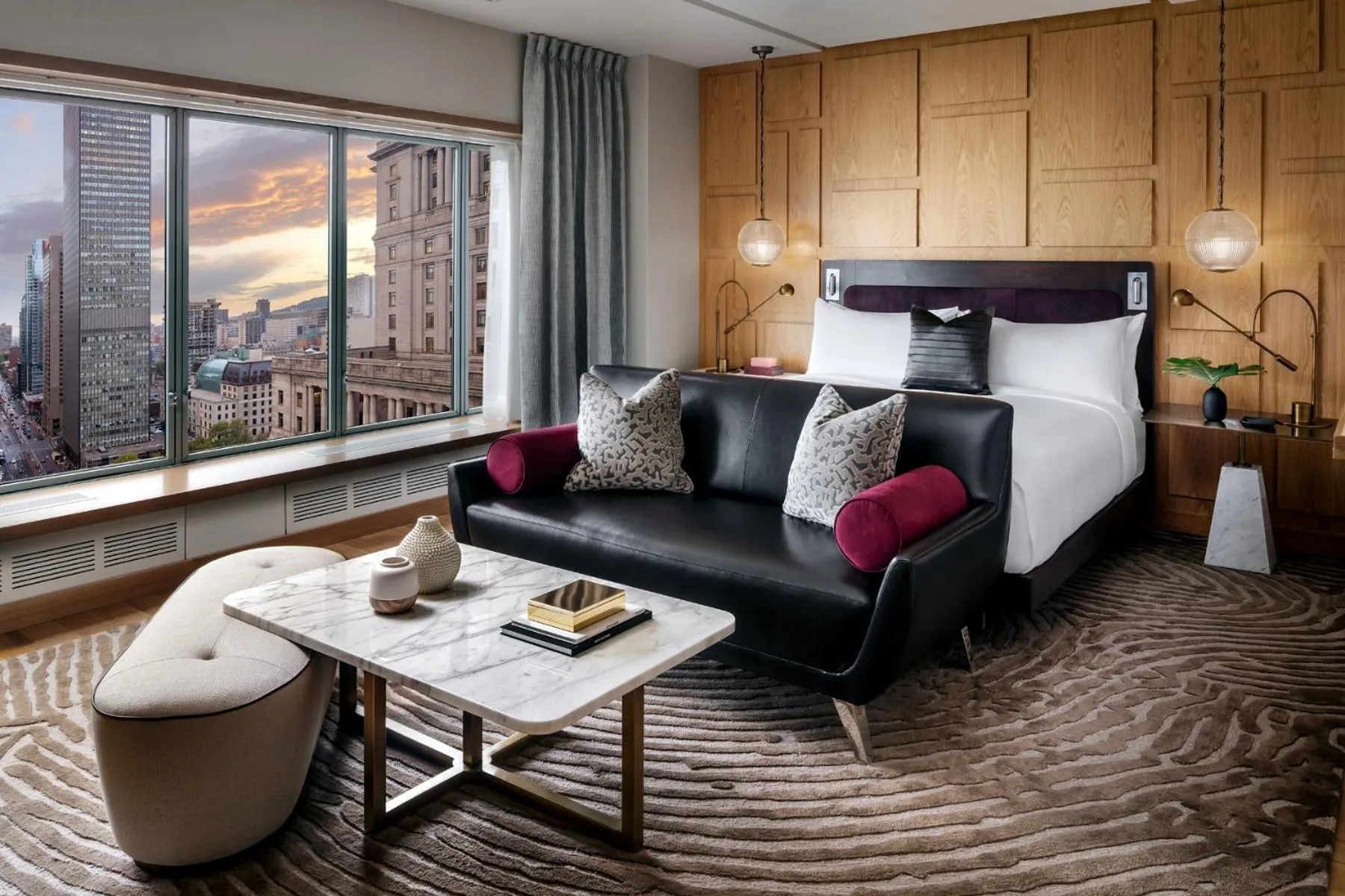 Seating area, Bed in Fairmont The Queen Elizabeth