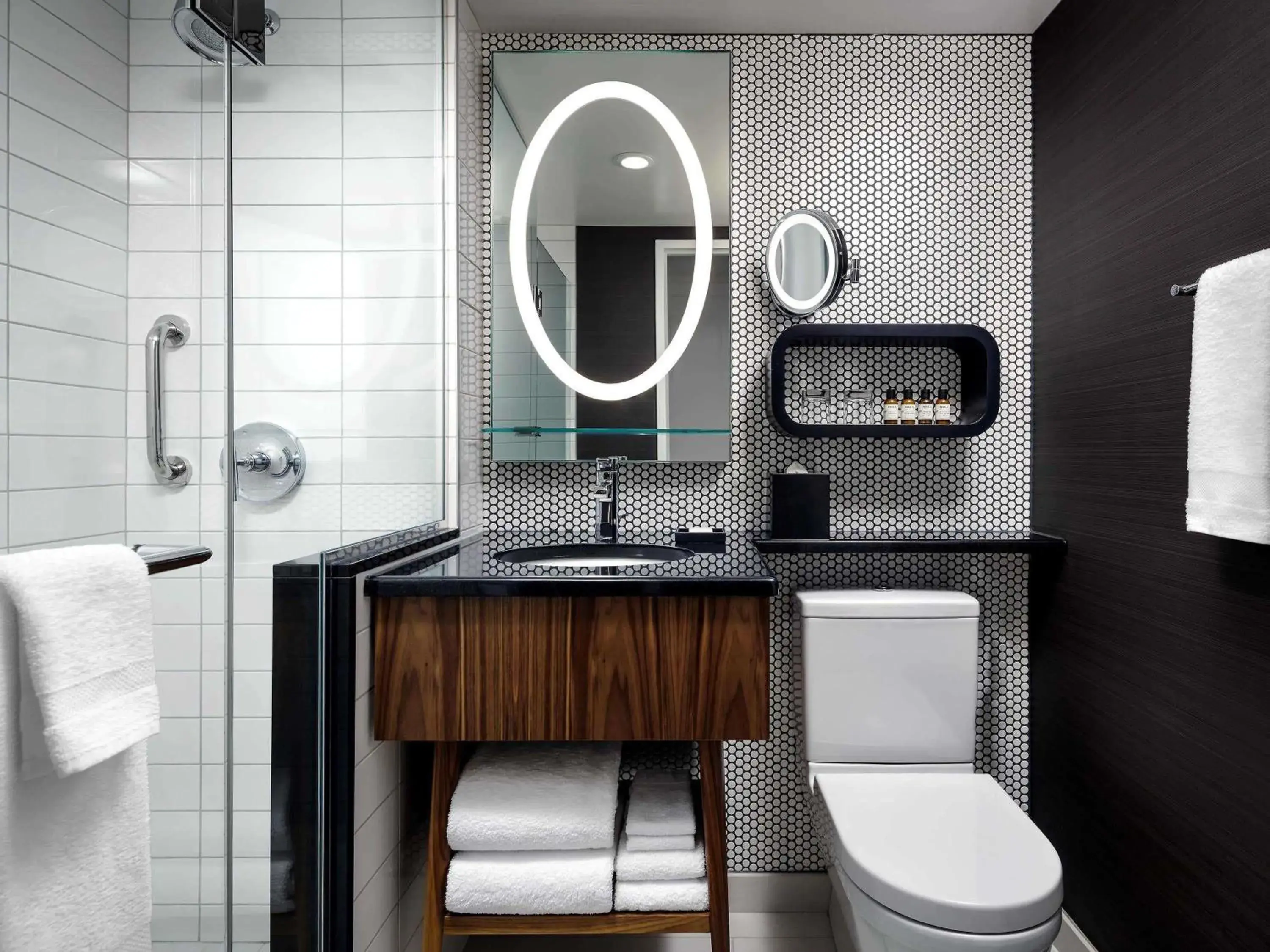 Junior Suite with King Bed in Fairmont The Queen Elizabeth Junior Suite with King Bed in Fairmont The Queen Elizabeth