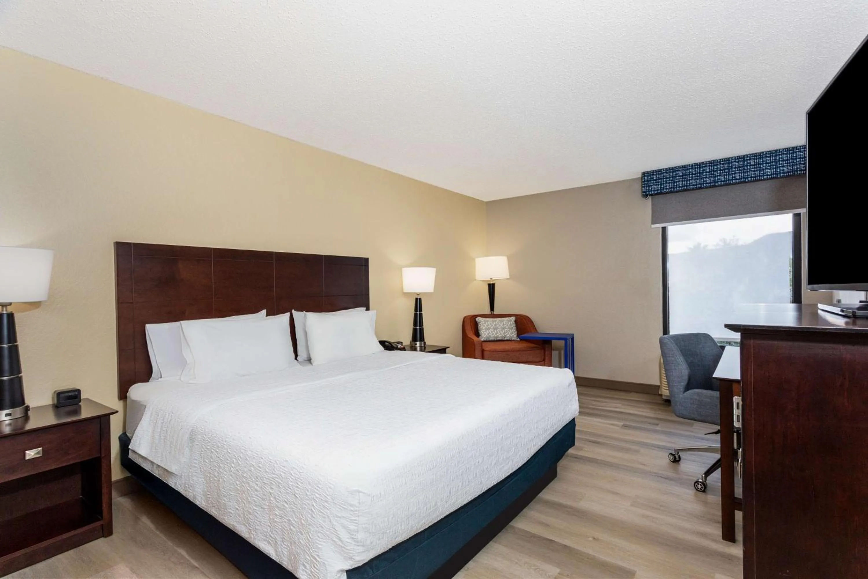 Bed in Hampton Inn Orlando-International Airport