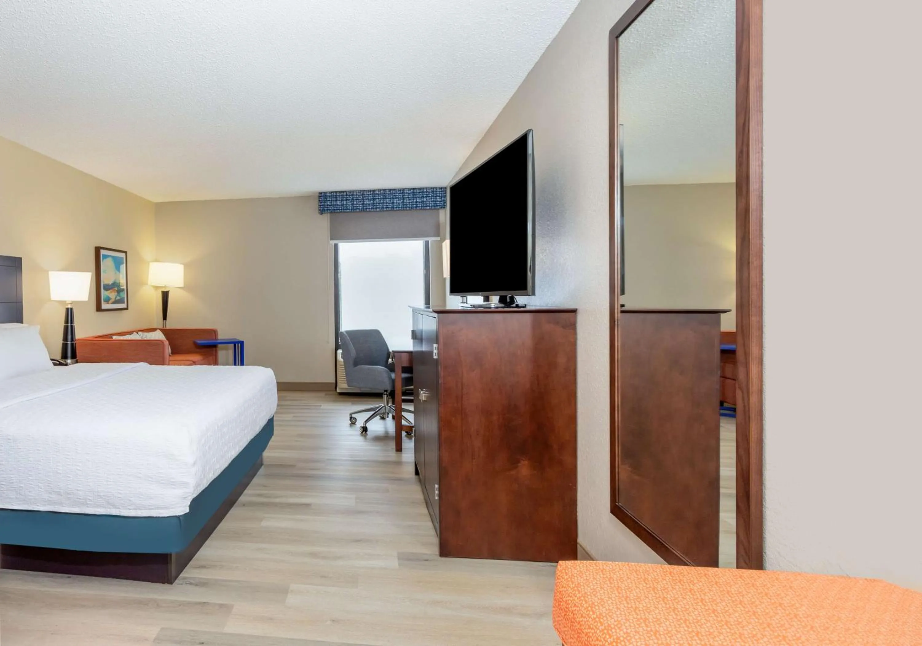 Living room, Bed in Hampton Inn Orlando-International Airport