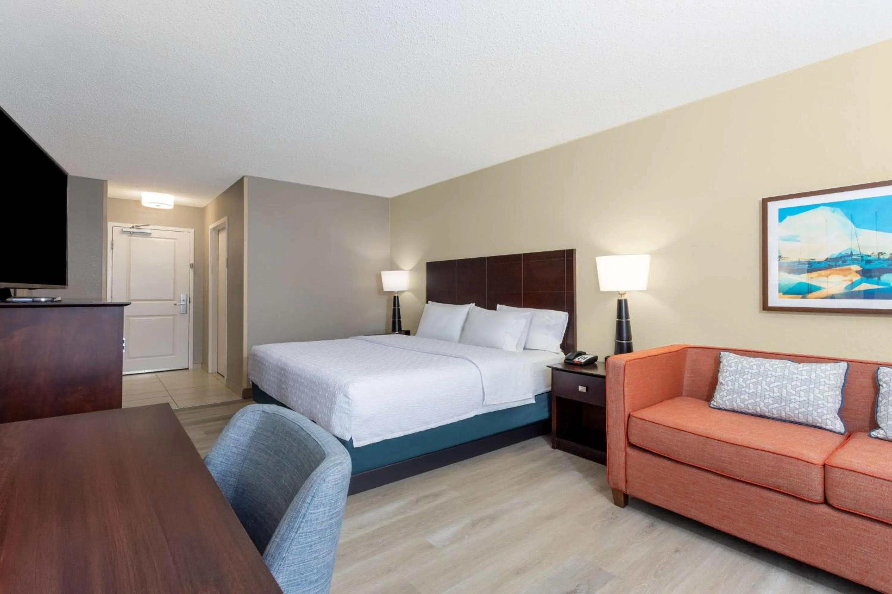 Living room, Bed in Hampton Inn Orlando-International Airport