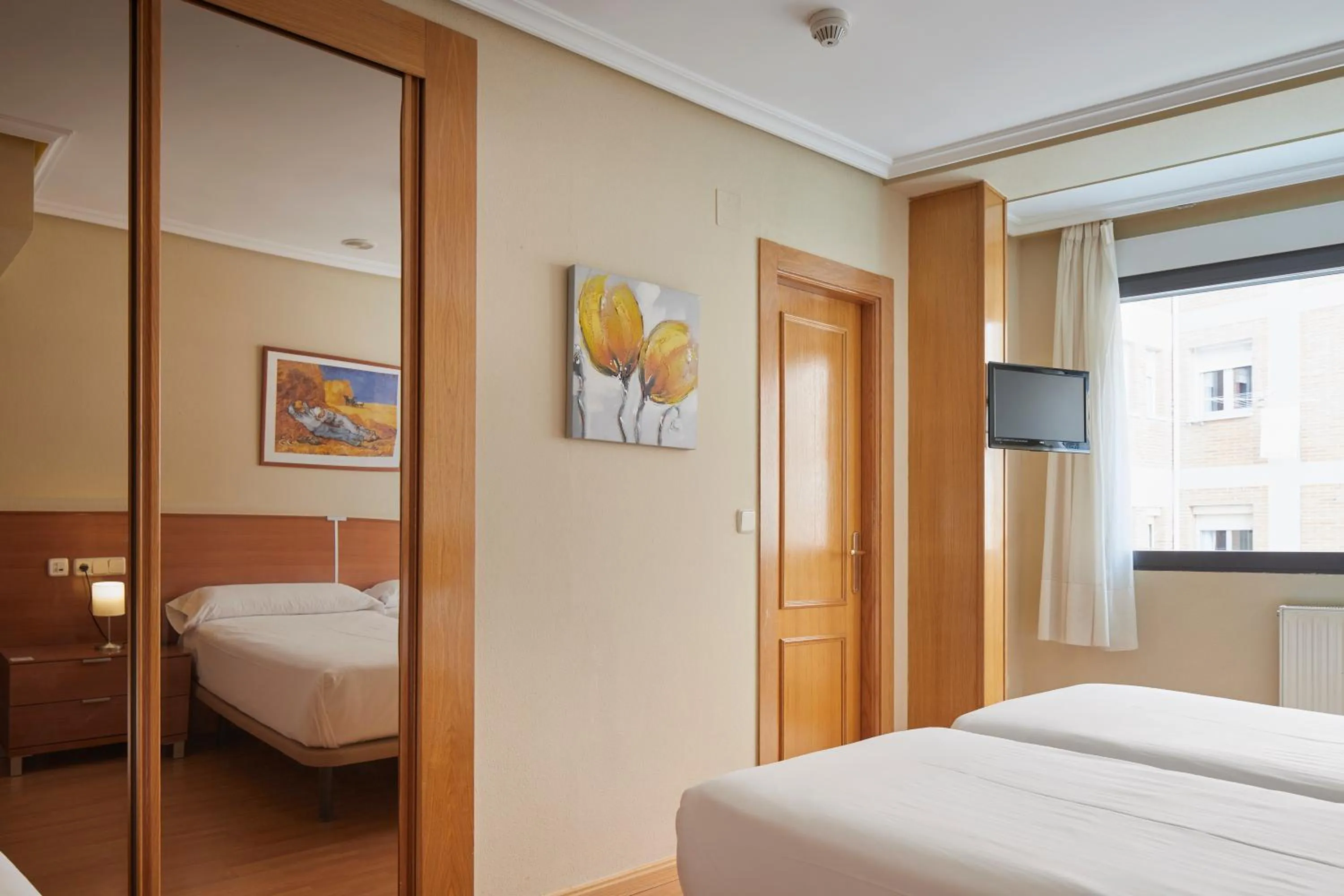 Photo of the whole room, Bed in IRAIPE Achuri Auto Check-in