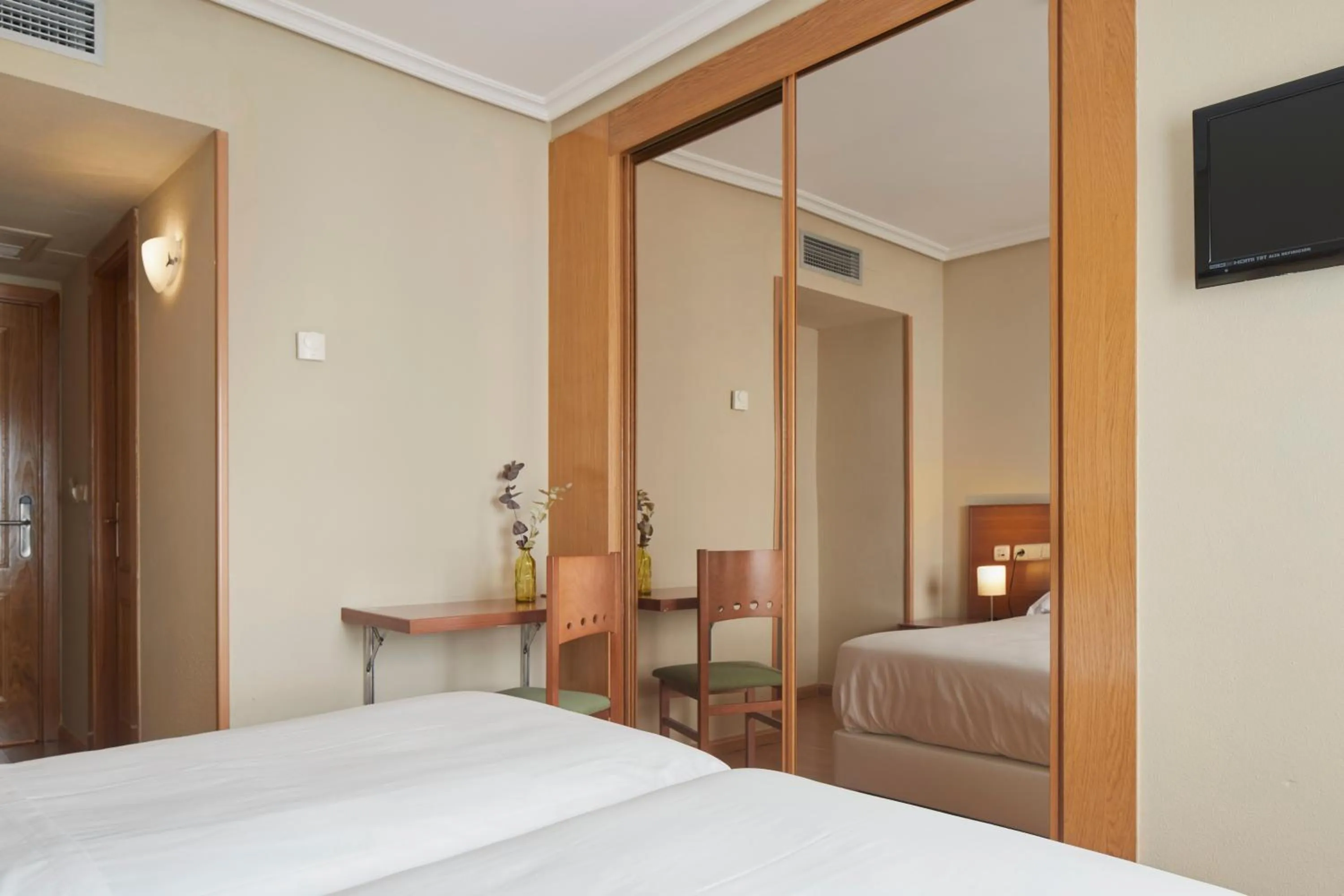 Photo of the whole room, Bed in IRAIPE Achuri Auto Check-in