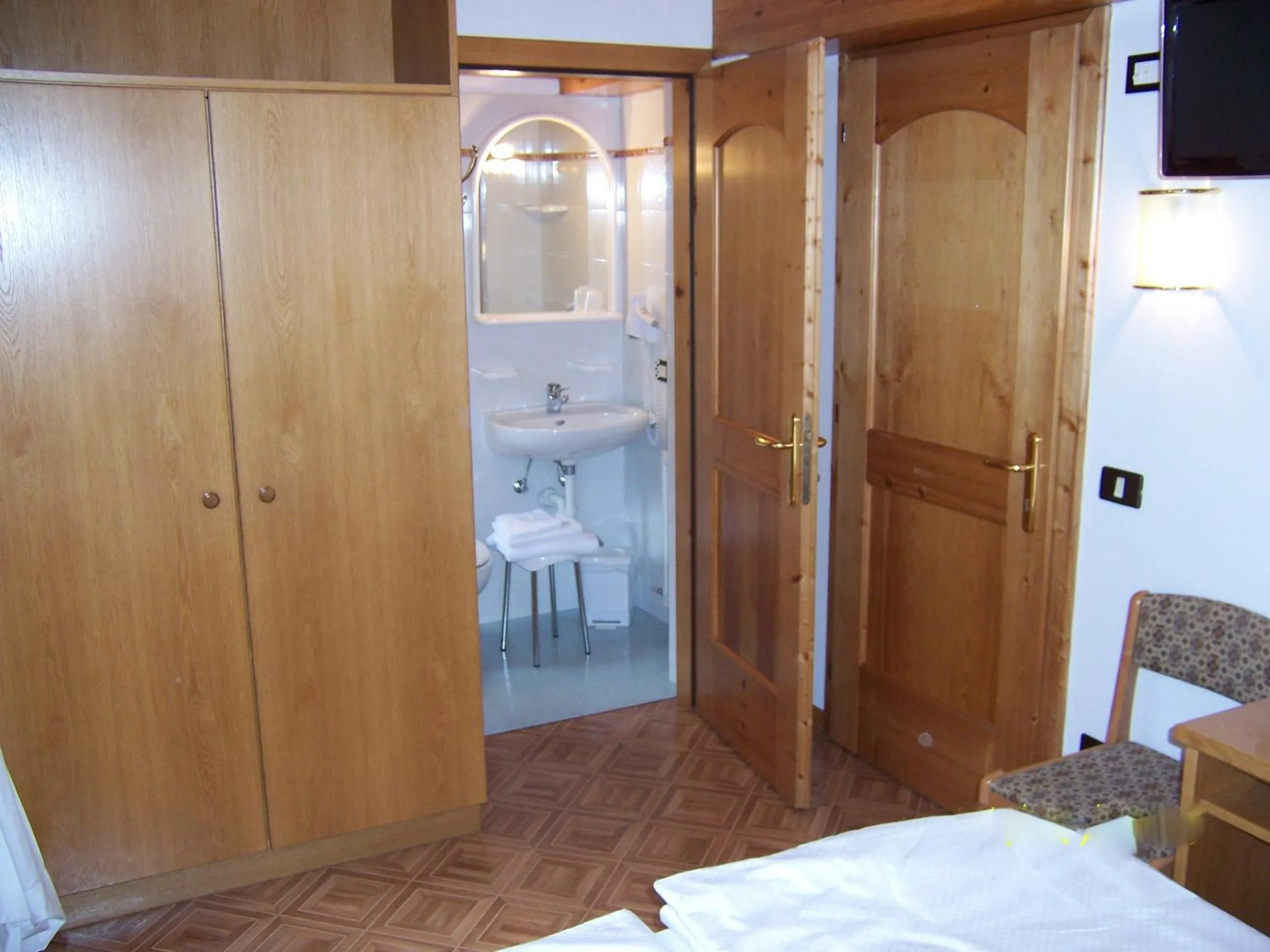 Bathroom, Bed in Alpen Hotel Rabbi