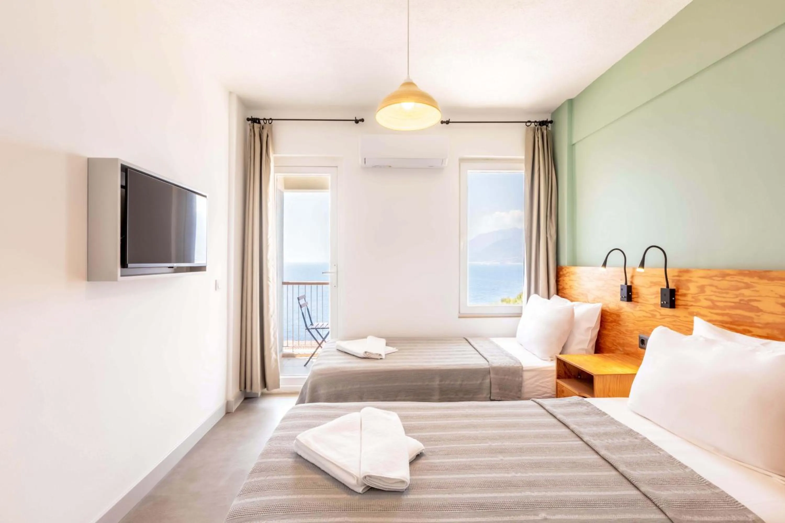 TV and multimedia, Bed in Mavilim Hotel