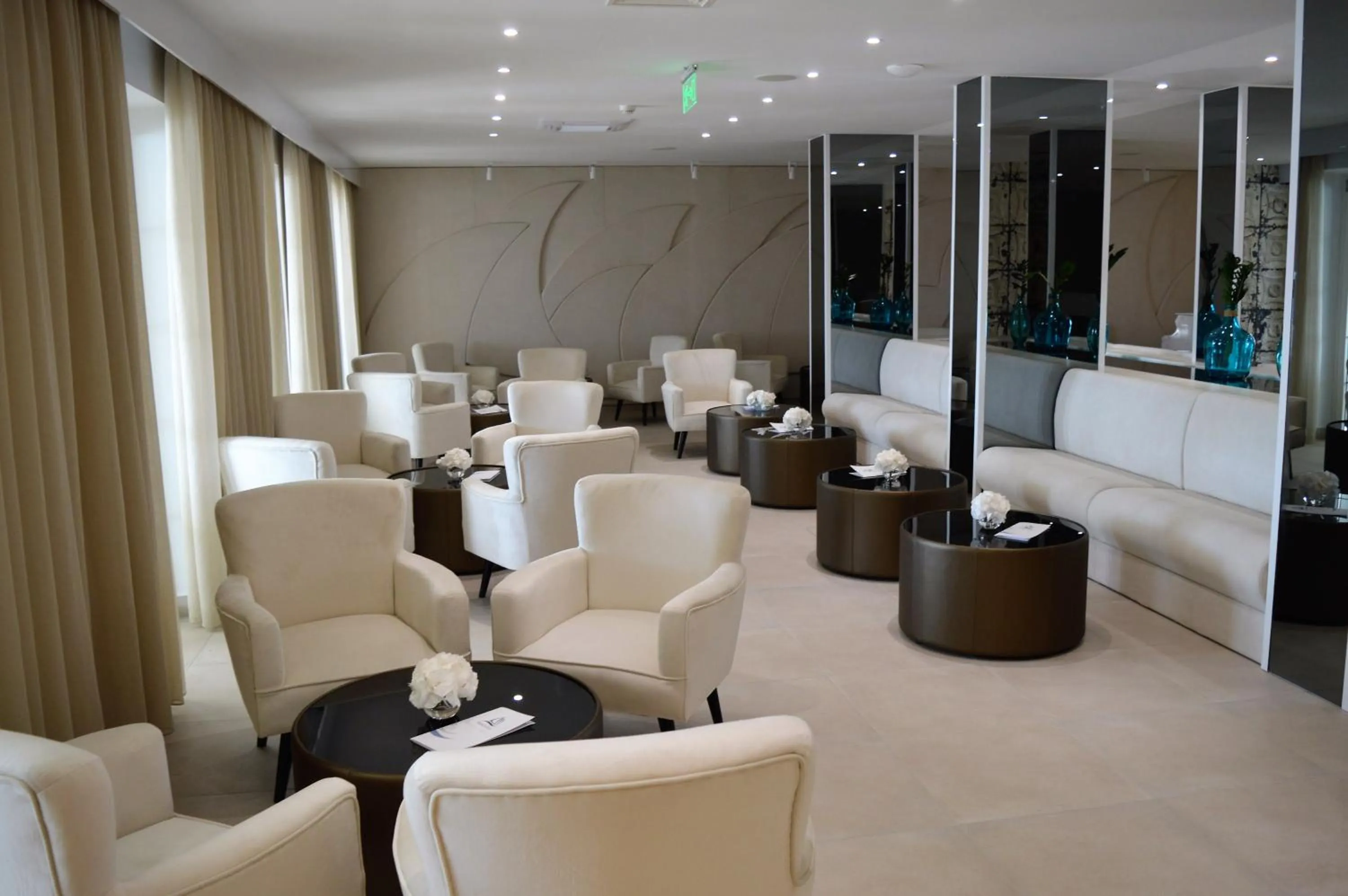 Communal lounge/ TV room in Aminess Younique Bellevue Hotel