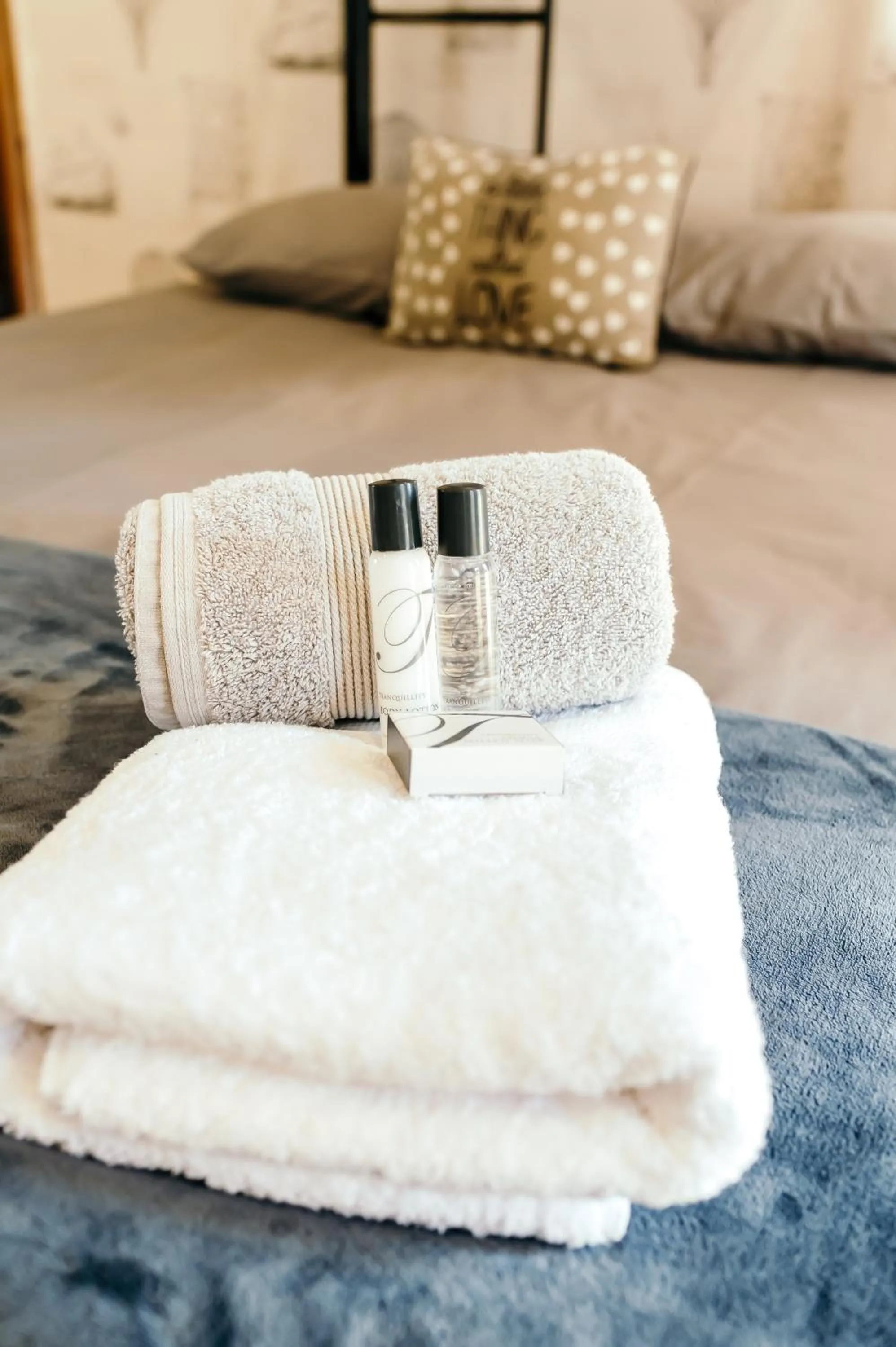 towels, Bed in Misty Morn Cottages