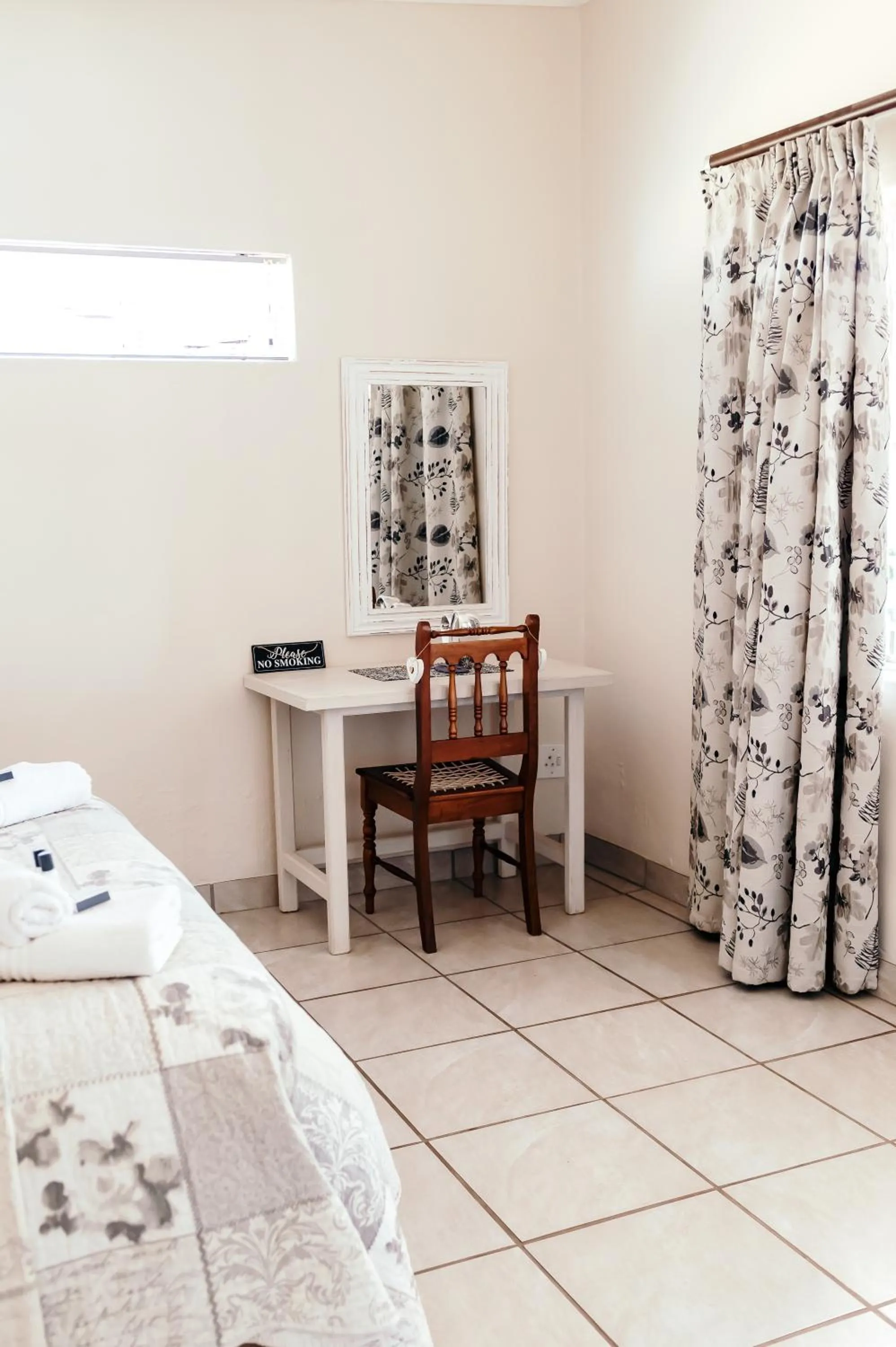 Bedroom, Bed in Misty Morn Cottages