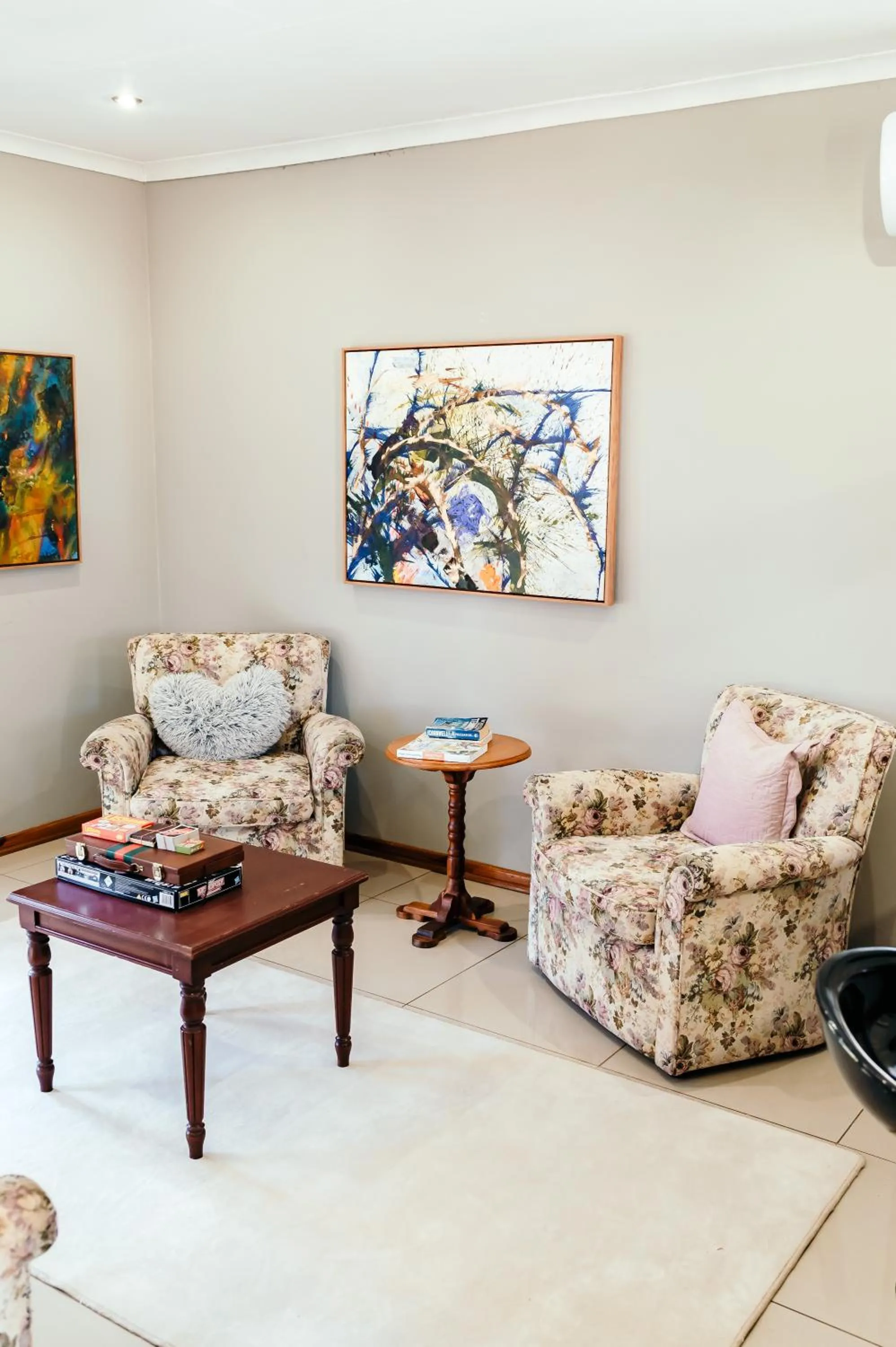 Lounge or bar in Misty Morn Cottages