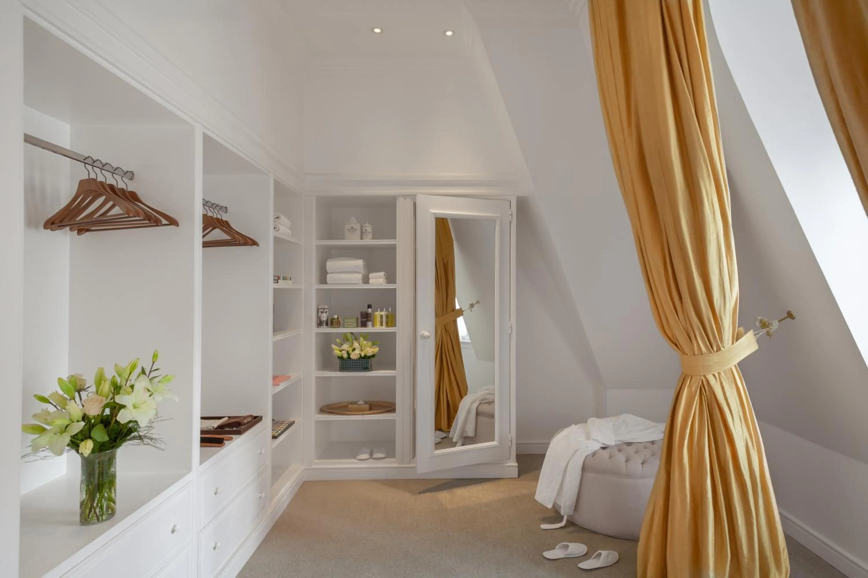 Living room, Bed in Four Seasons Hotel Buenos Aires