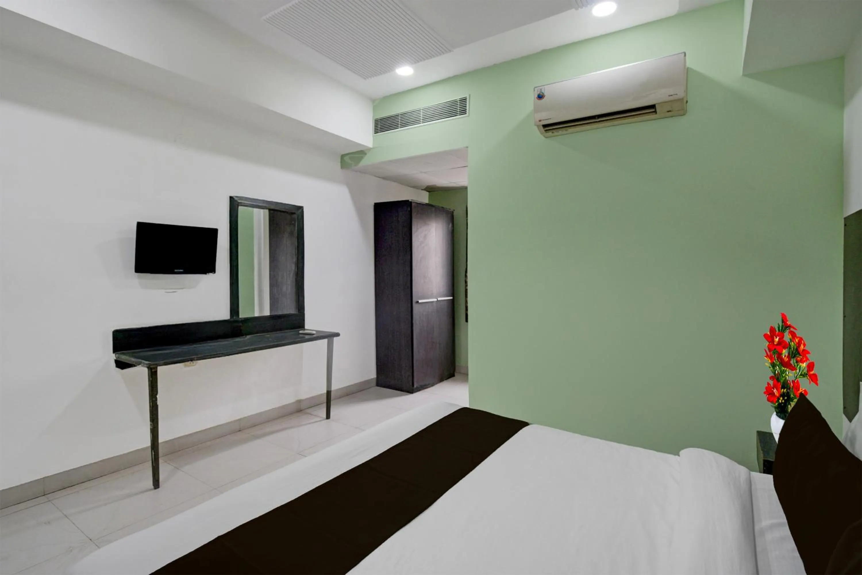 Bedroom, Bed in Super Hotel O Erragadda Metro Station Hyderabad Formerly Palak Residency