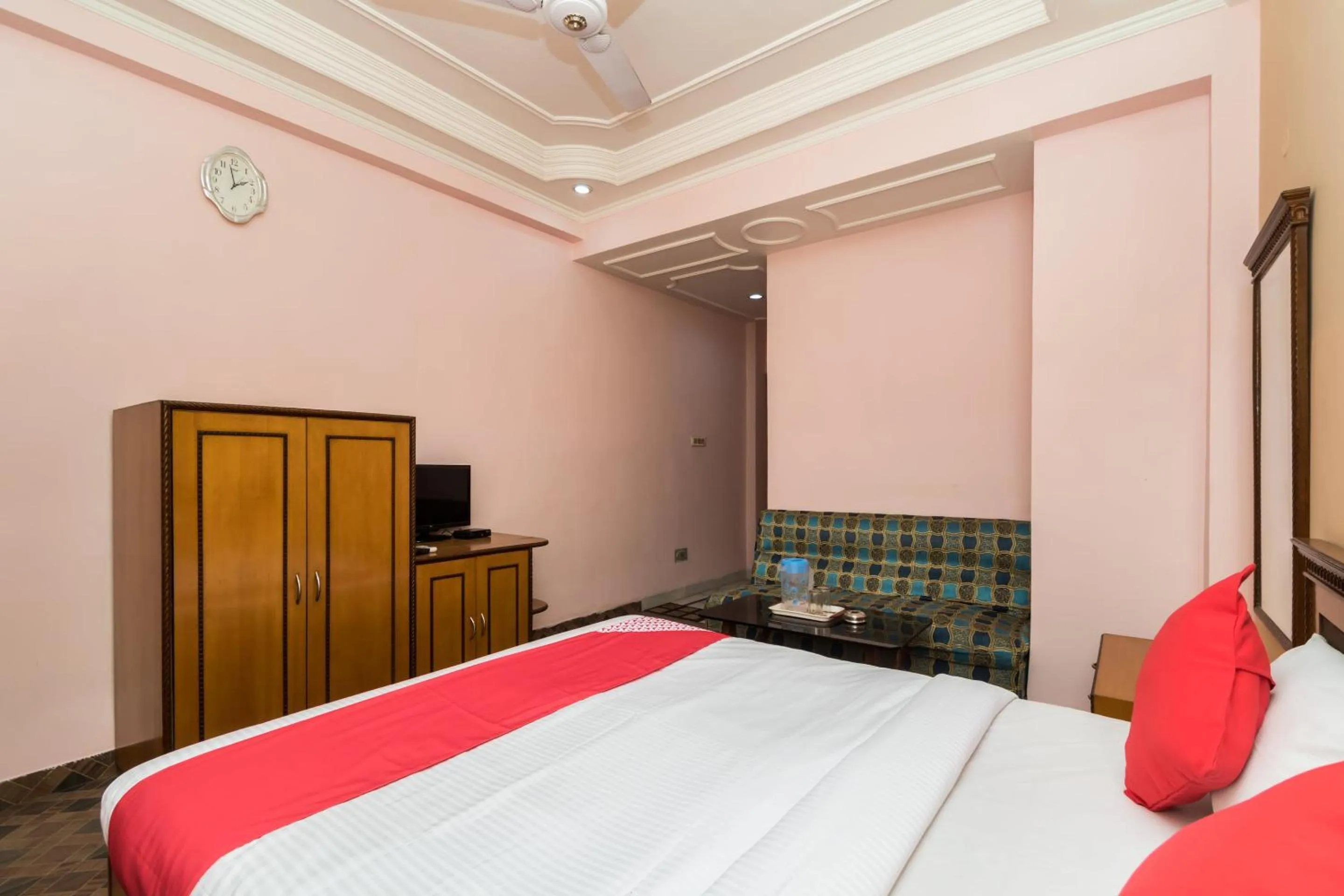 Bedroom, Bed in Super Capital O Bidisha