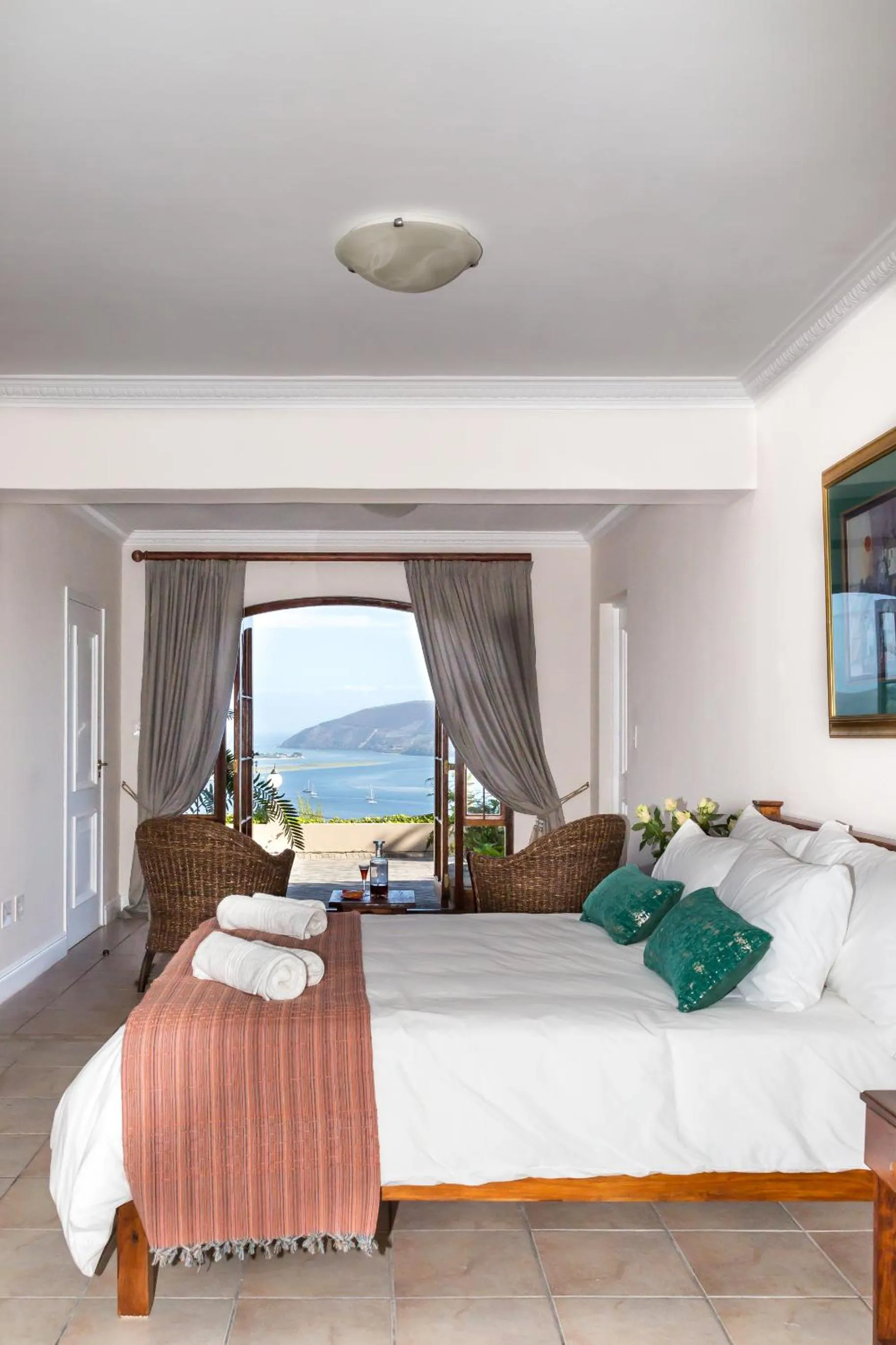 Lake view, Bed in Moncrieff Manor