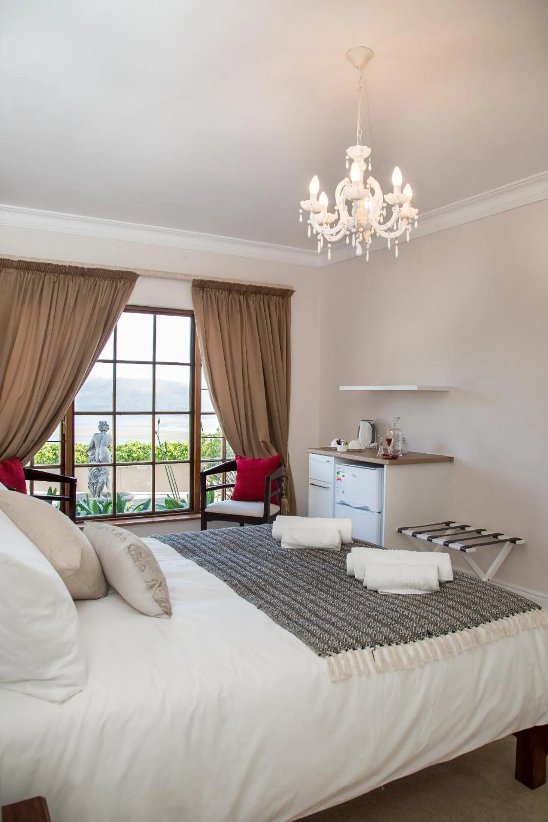 Photo of the whole room, Bed in Moncrieff Manor