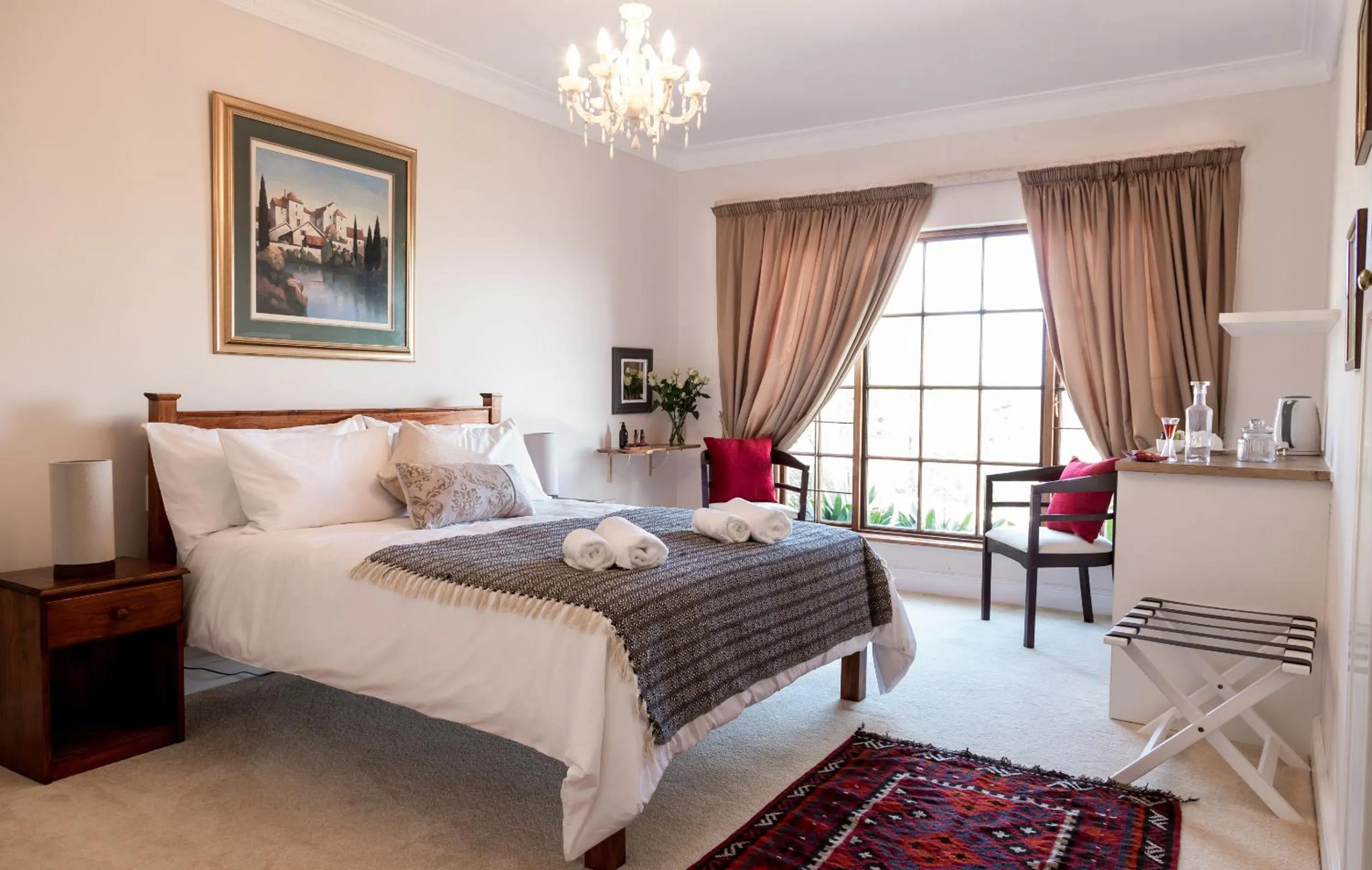 Photo of the whole room, Bed in Moncrieff Manor