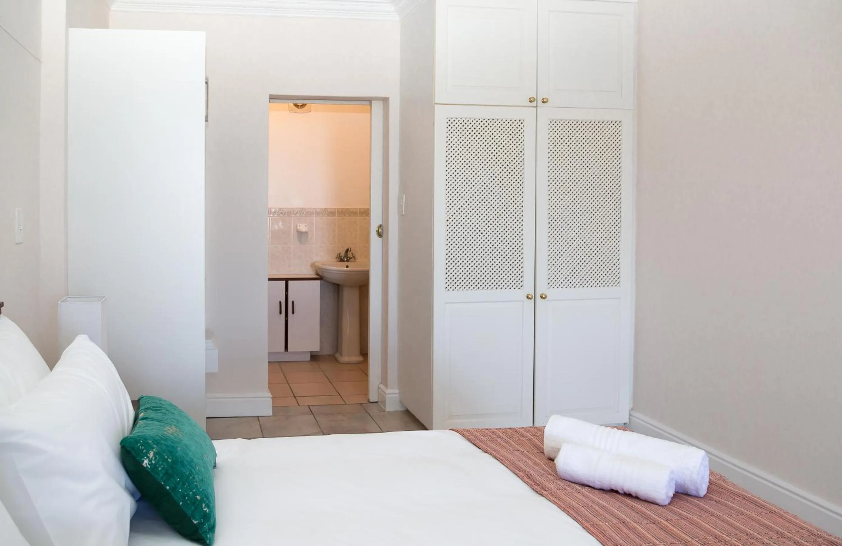 Bathroom, Bed in Moncrieff Manor