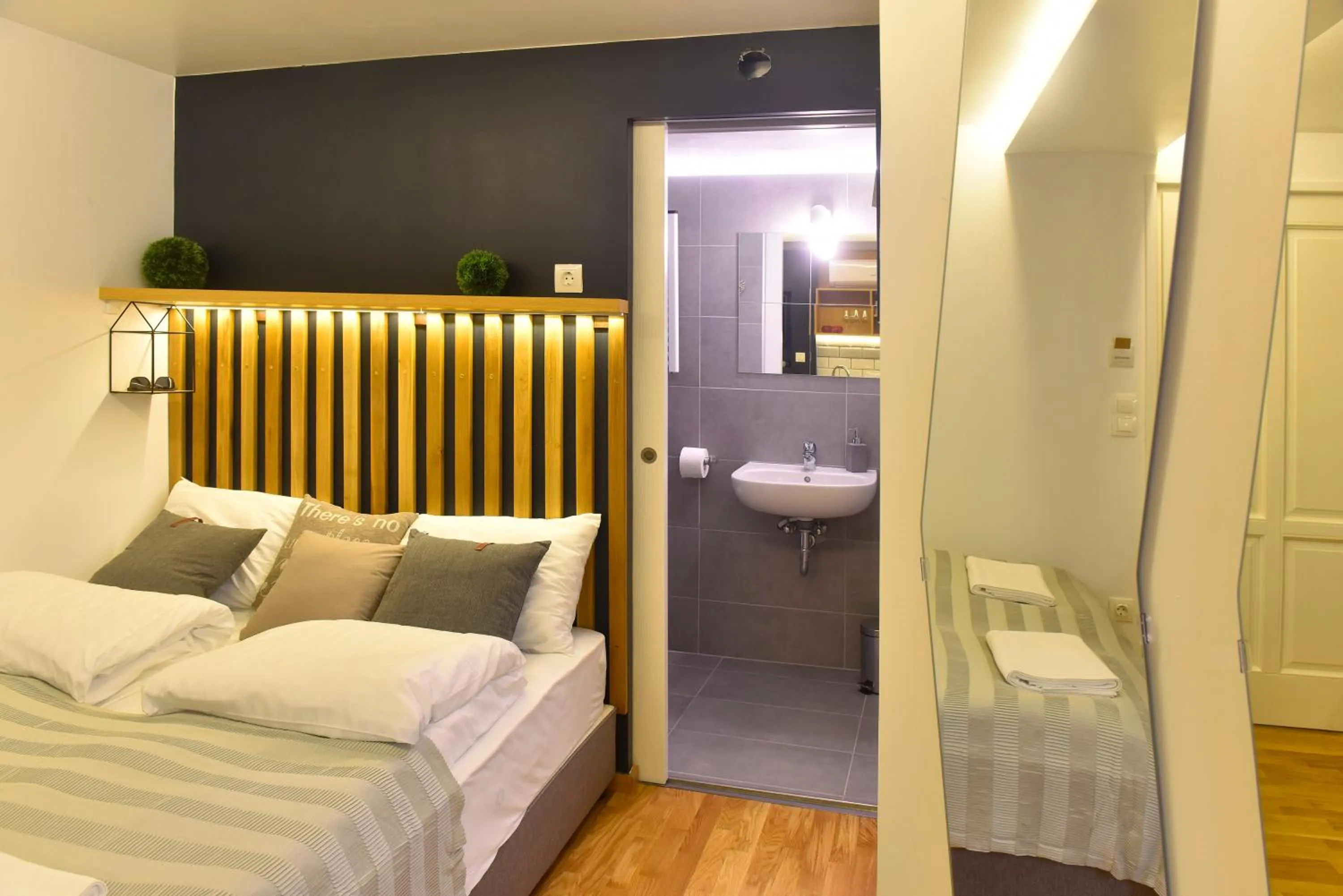 Toilet, Bed in Walk Inn Váci 78