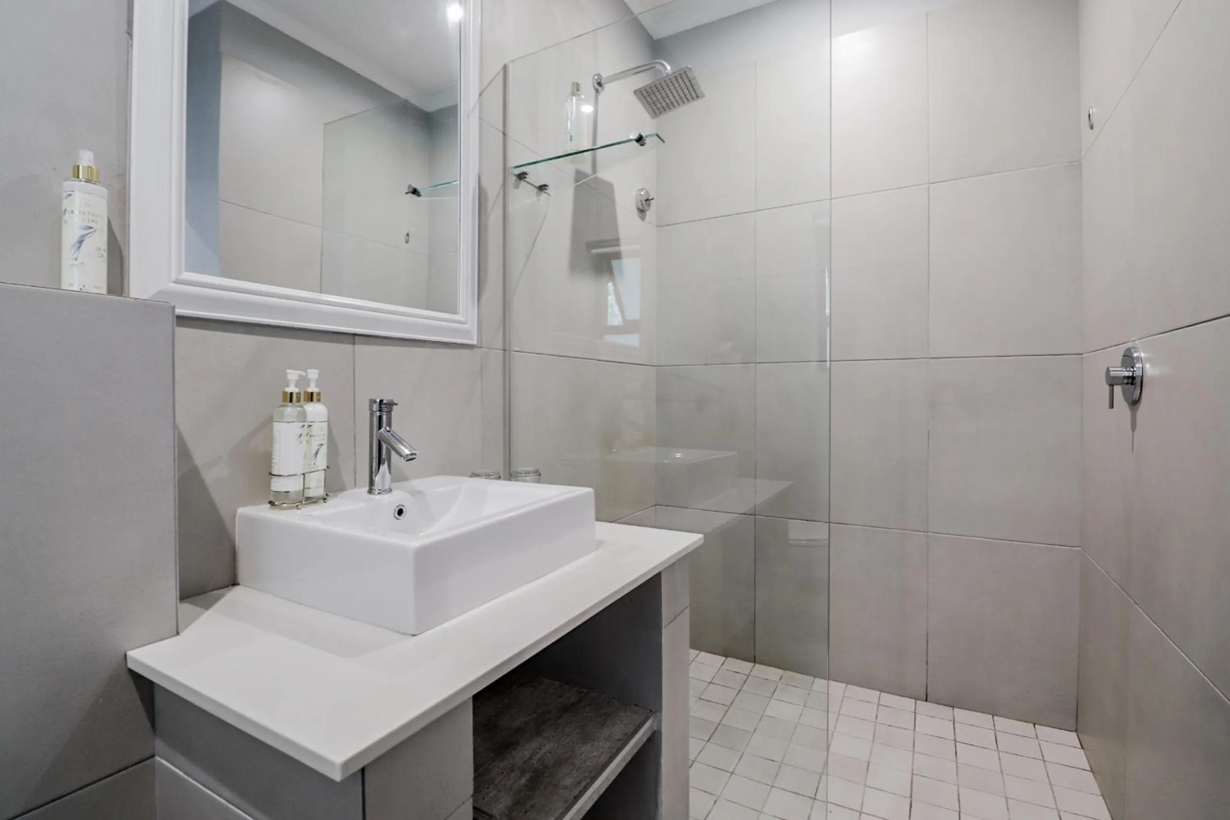 Shower in The Greens Guest House