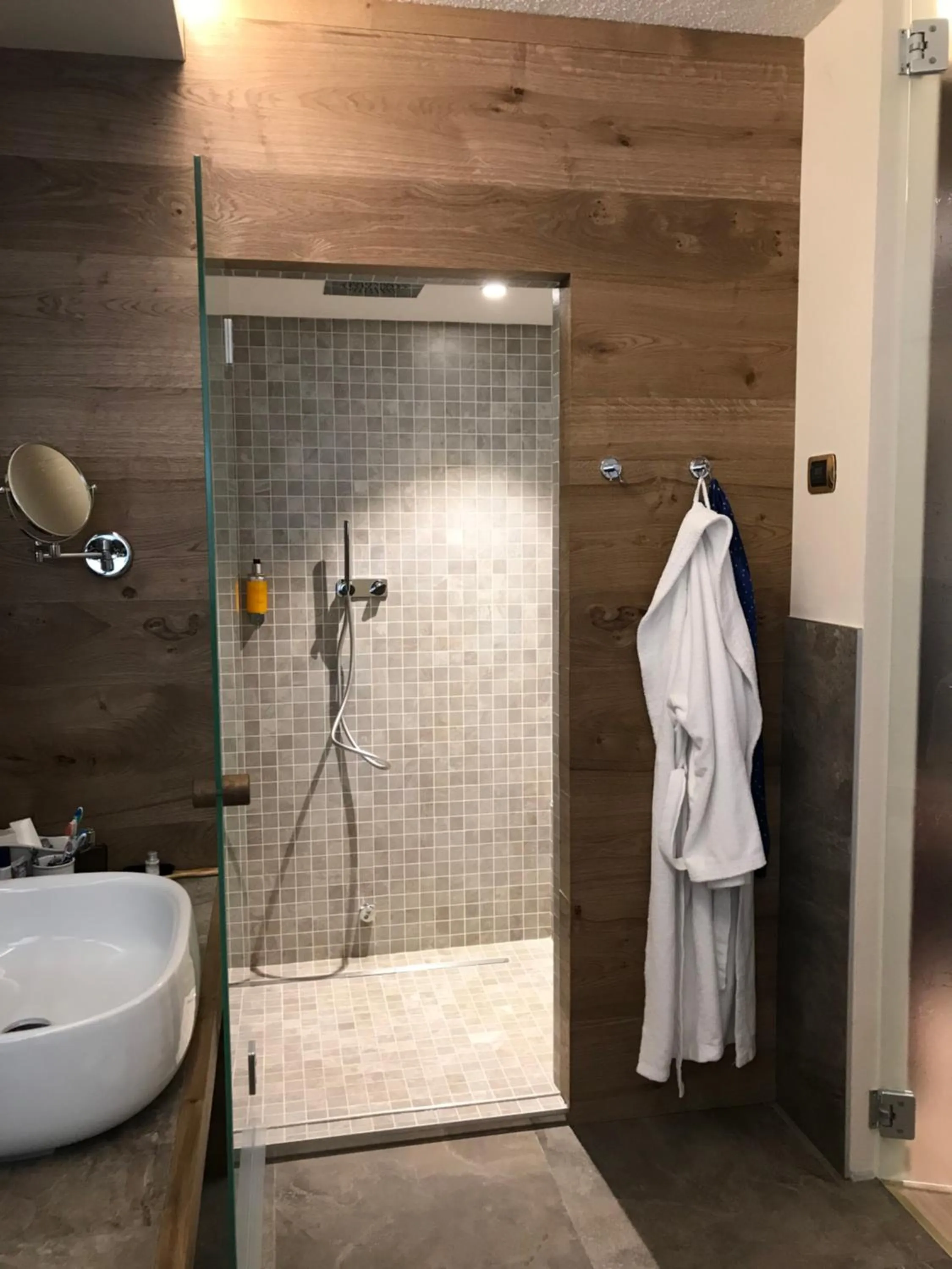 Shower in Hotel Cervo