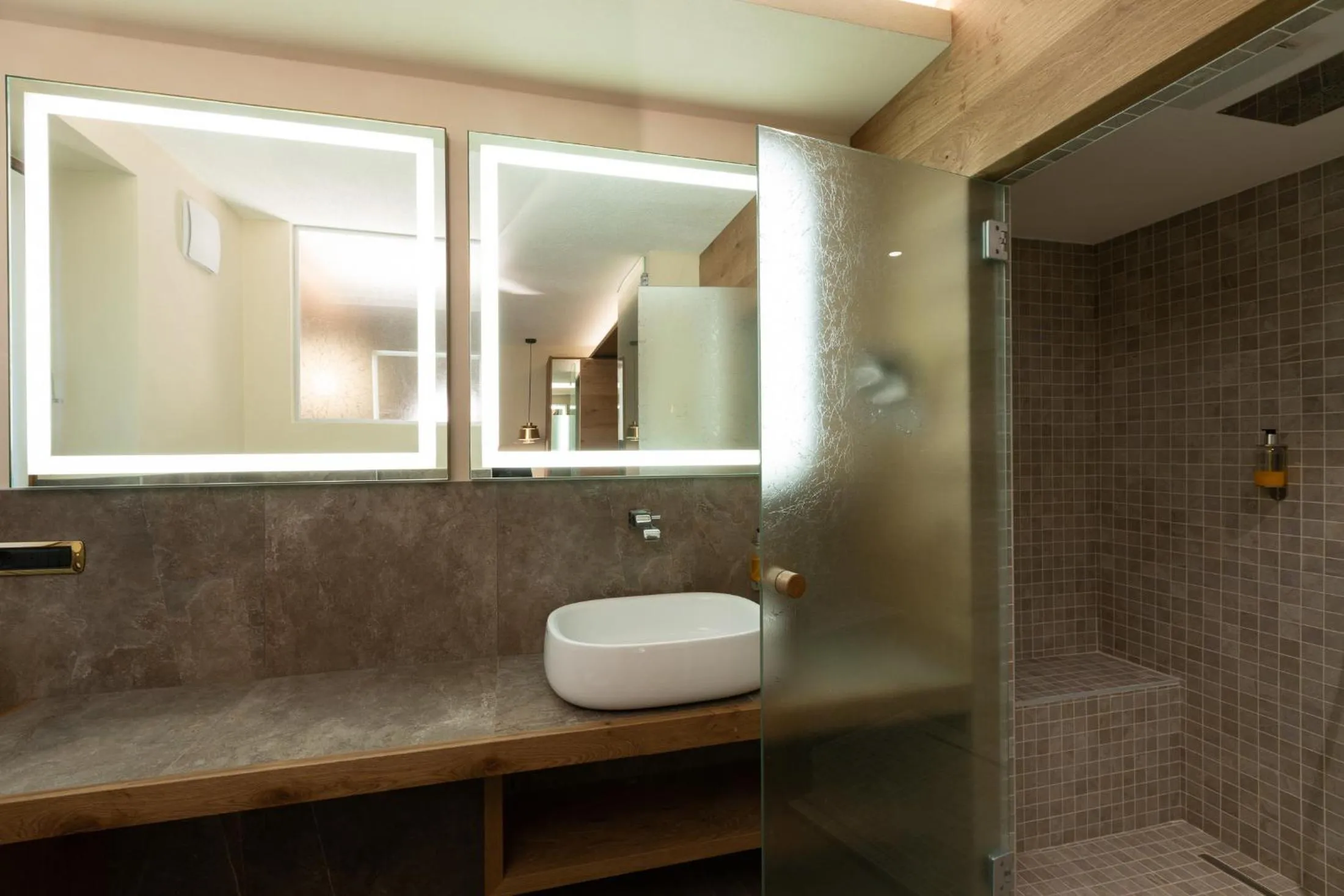 Shower in Hotel Cervo