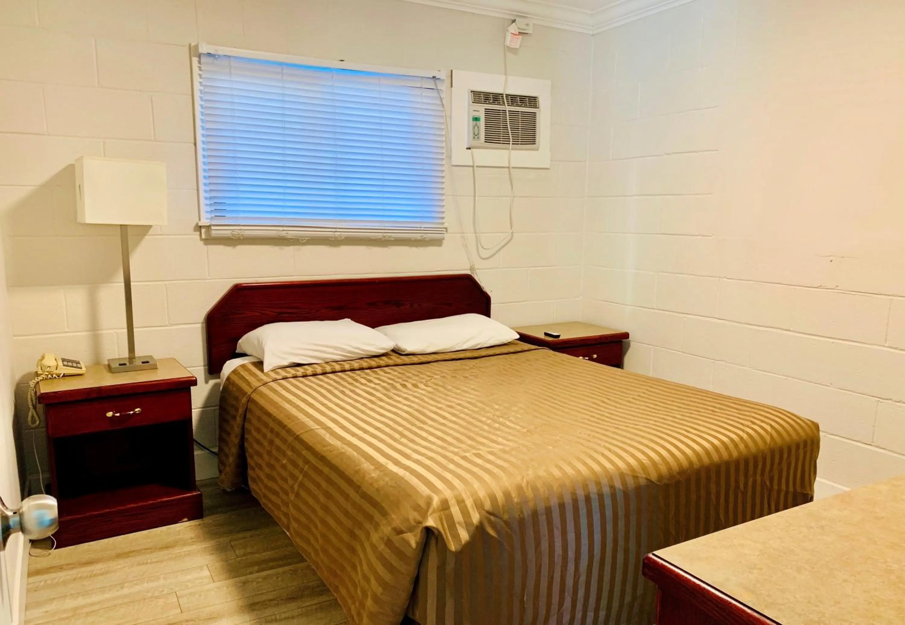 Bedroom, Bed in Traveler's Motel Penticton