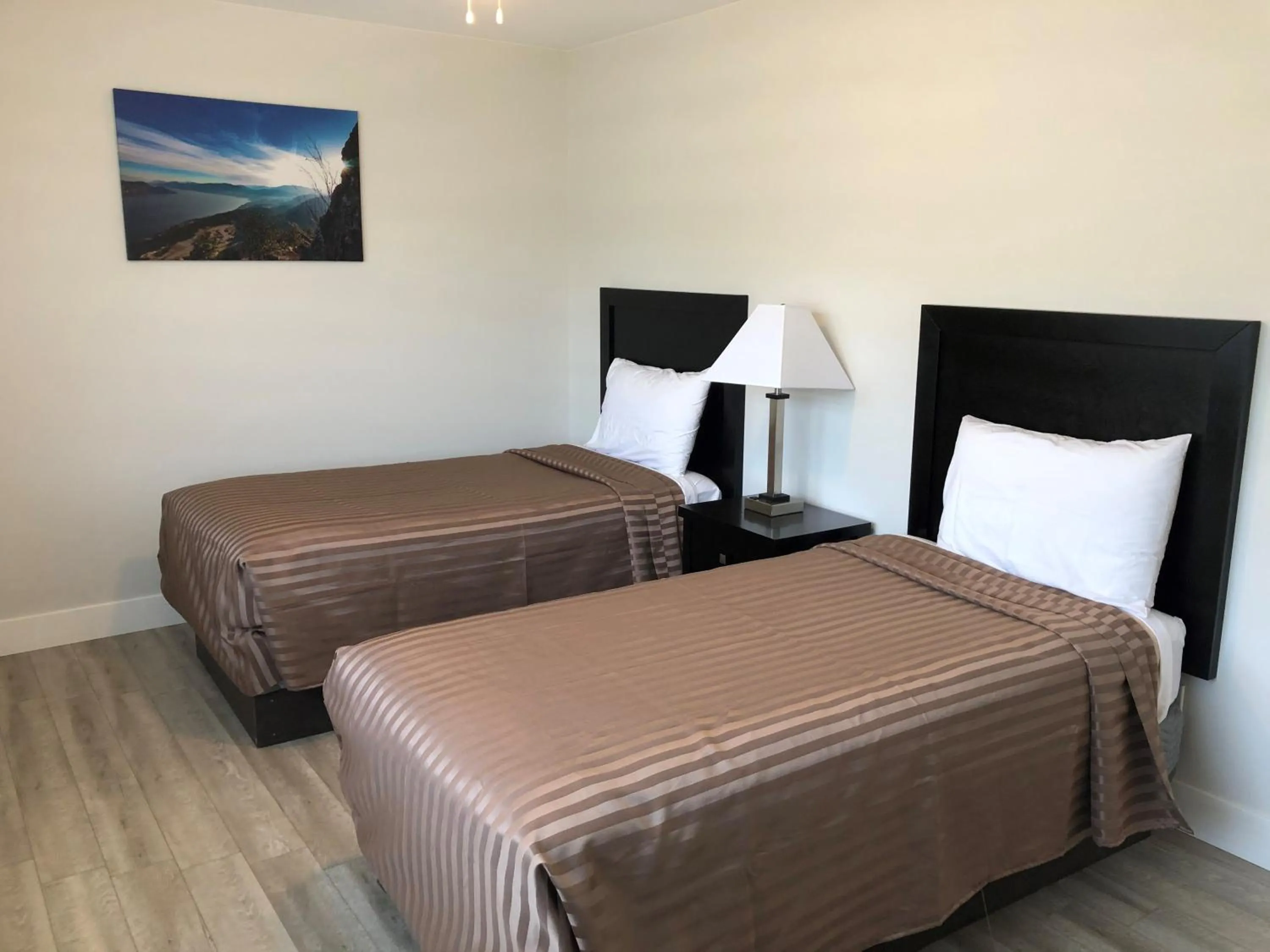 Bedroom, Bed in Traveler's Motel Penticton