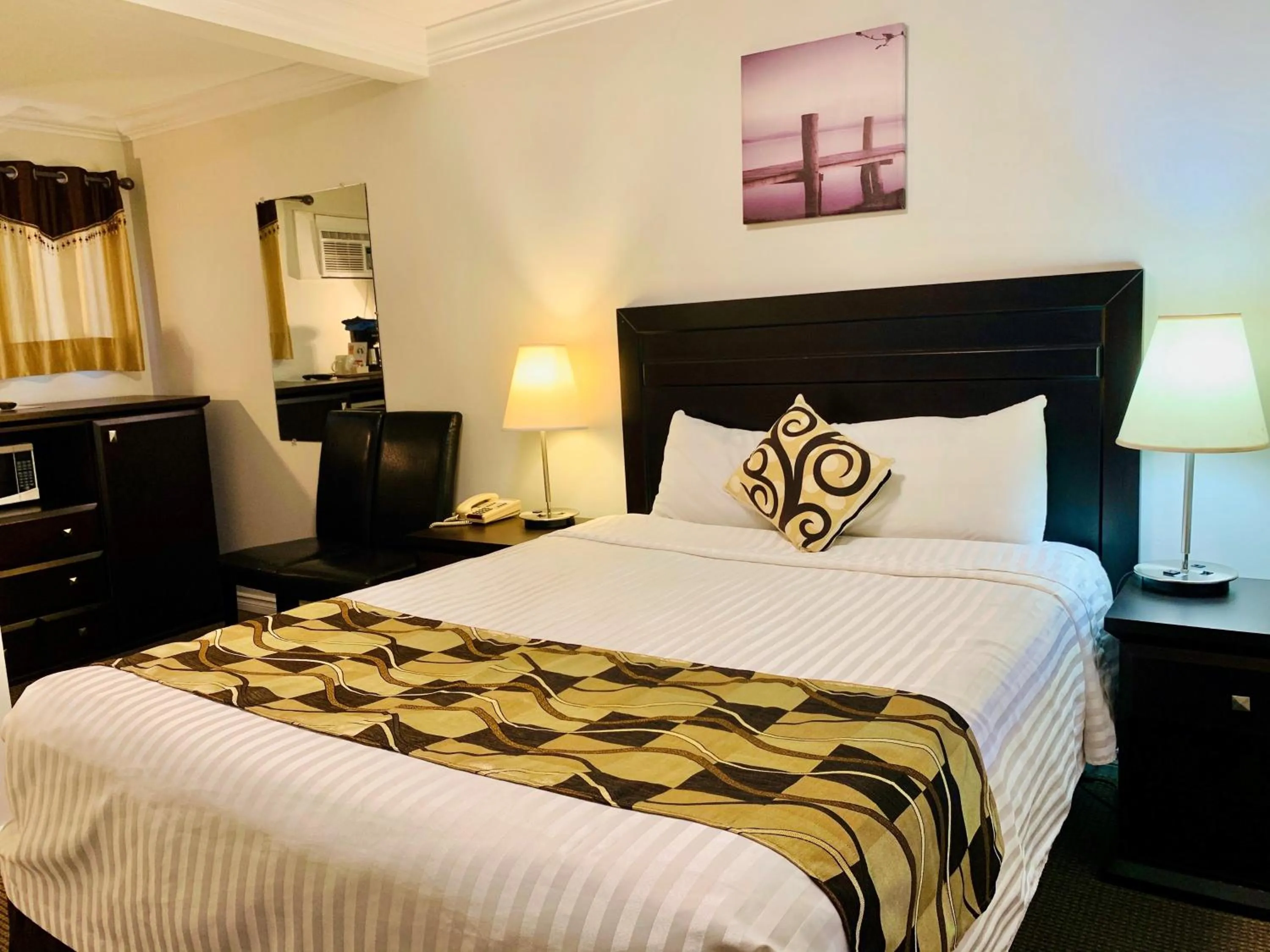 Coffee/tea facilities, Bed in Traveler's Motel Penticton