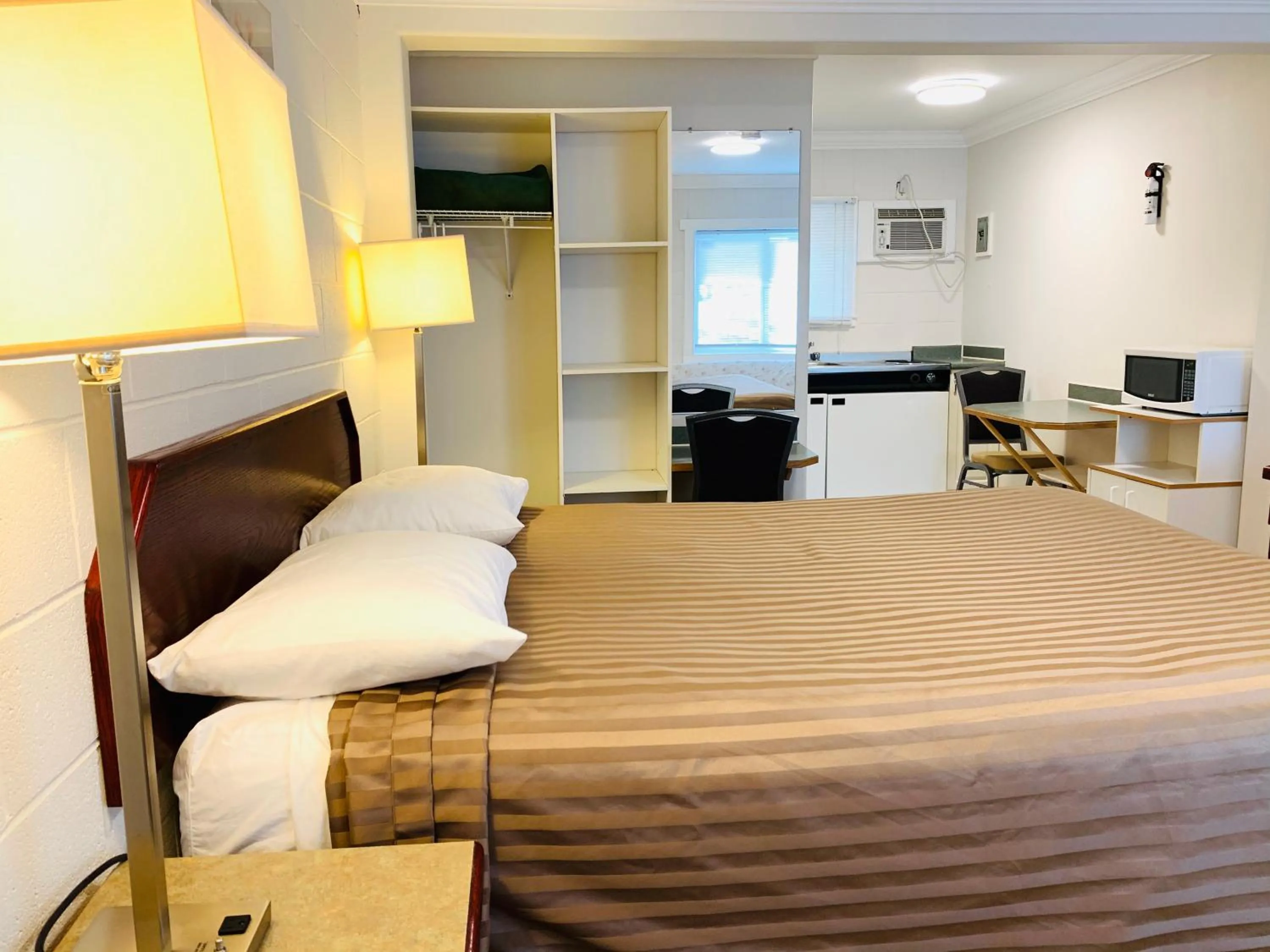 Bed in Traveler's Motel Penticton