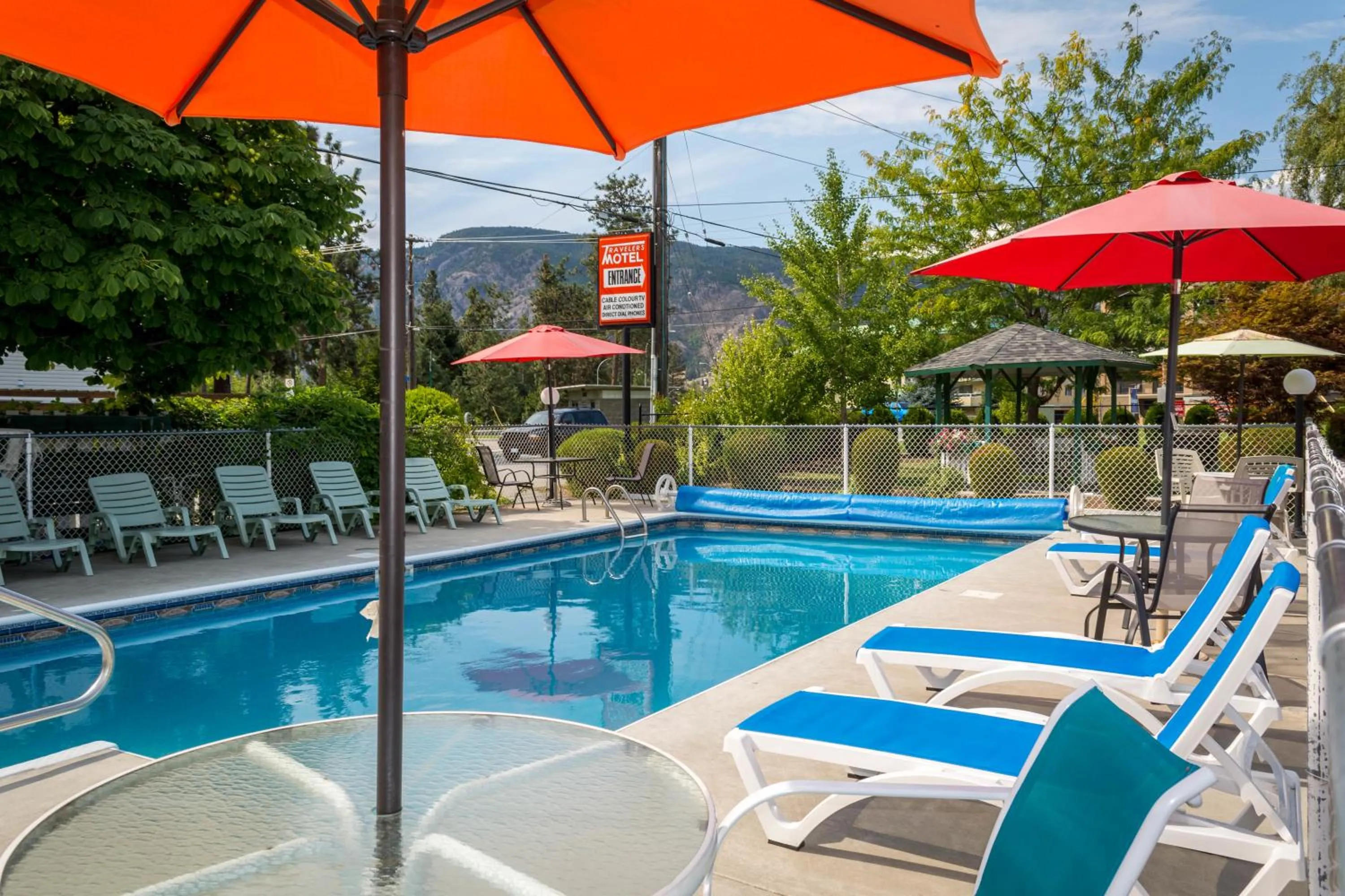 Swimming pool in Traveler's Motel Penticton